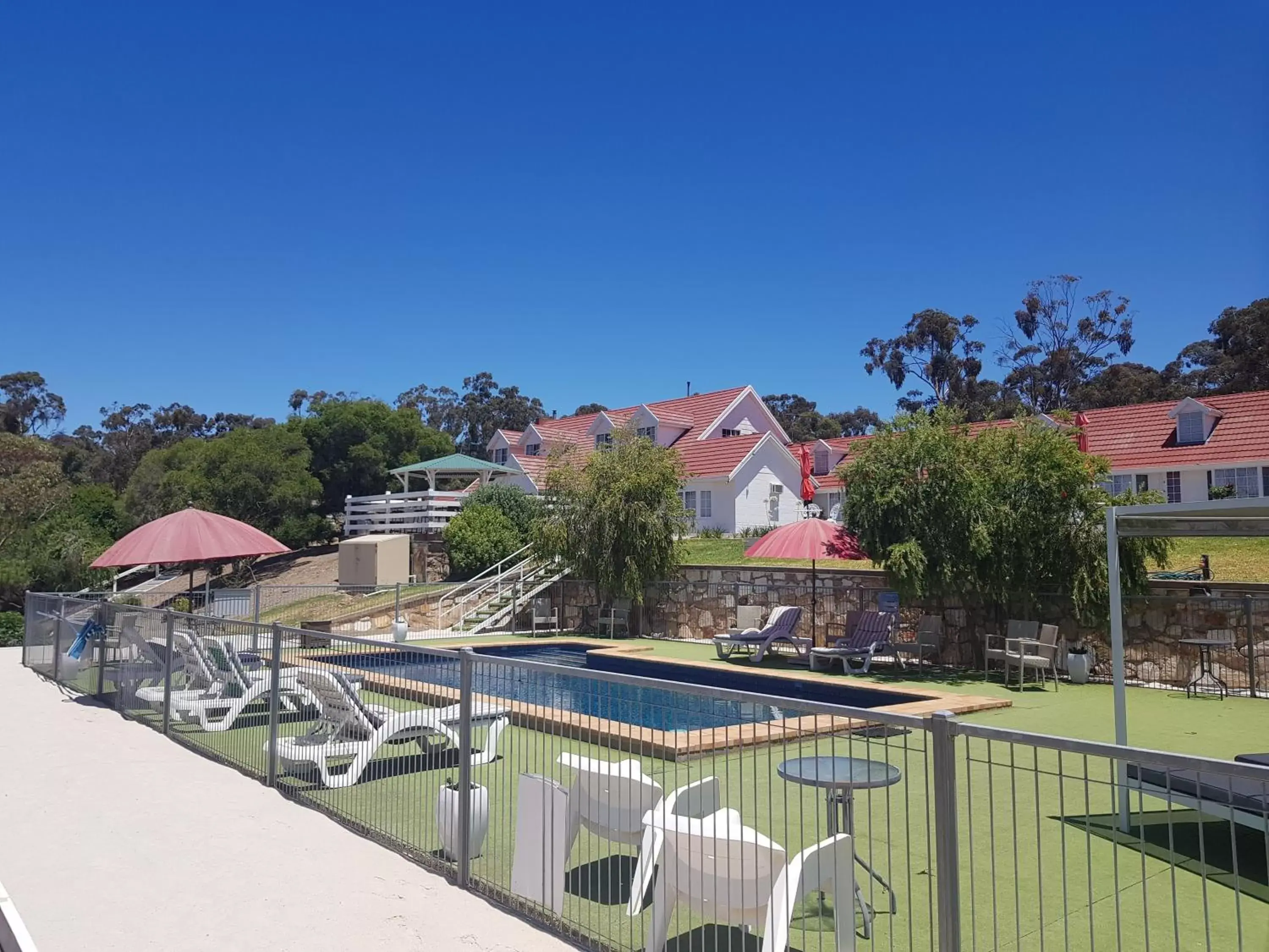 Swimming pool in Clare Valley Motel