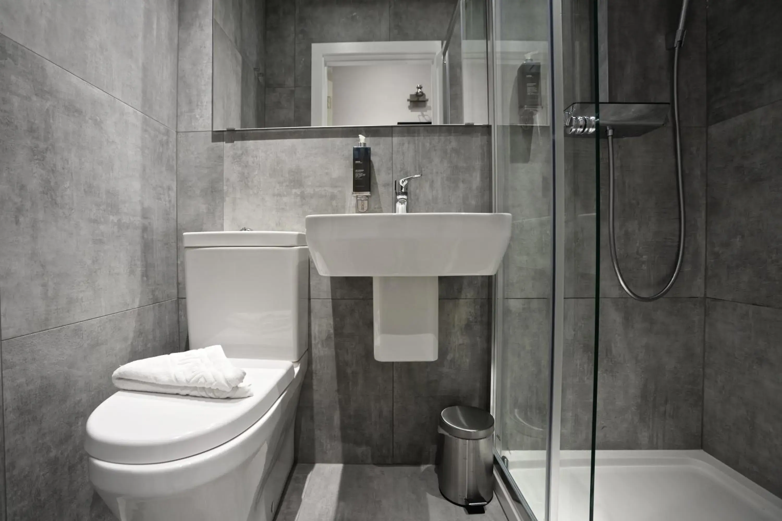 Shower, Bathroom in The Tudor Inn Hotel