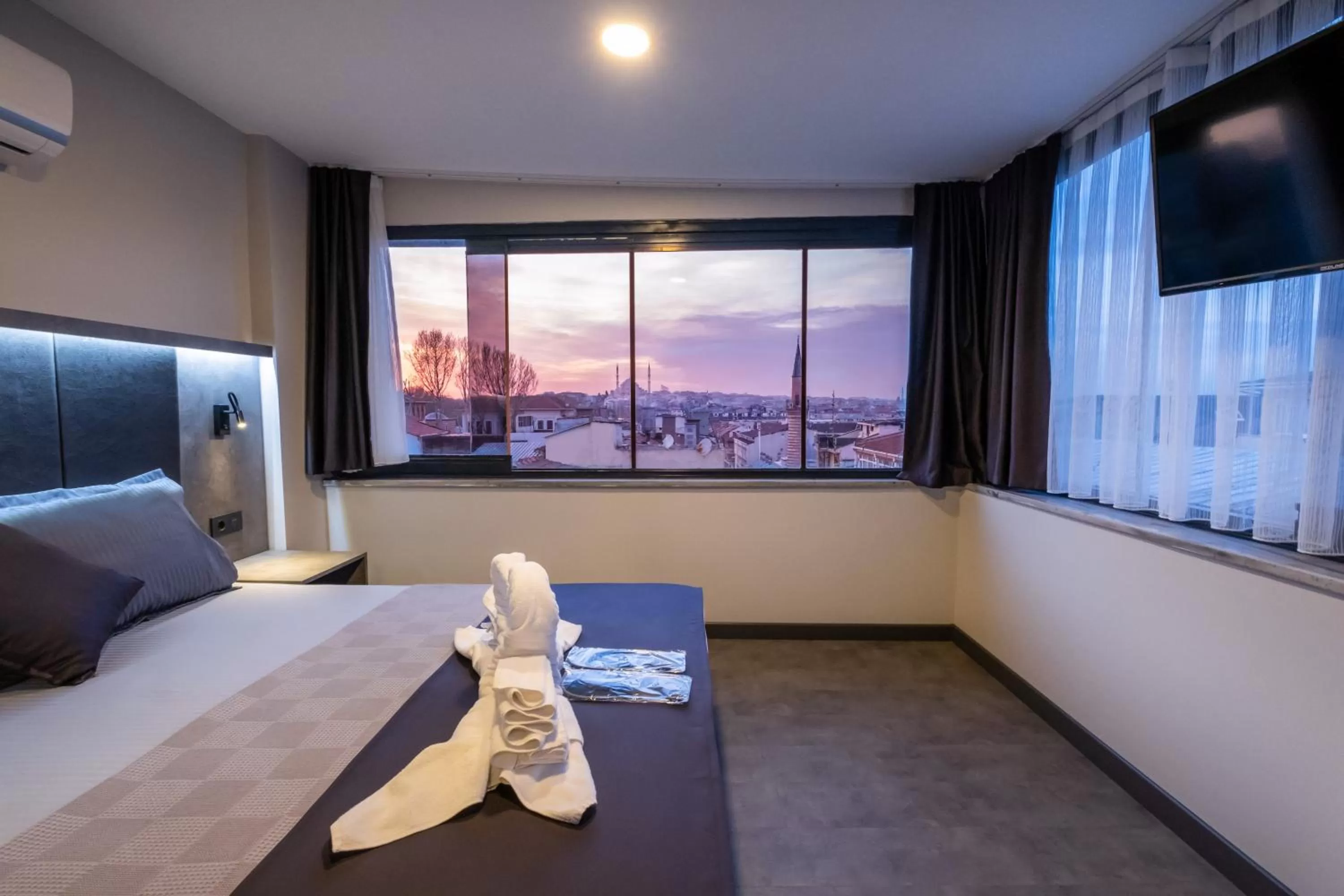 TV and multimedia, Bed in The Queen Hotel