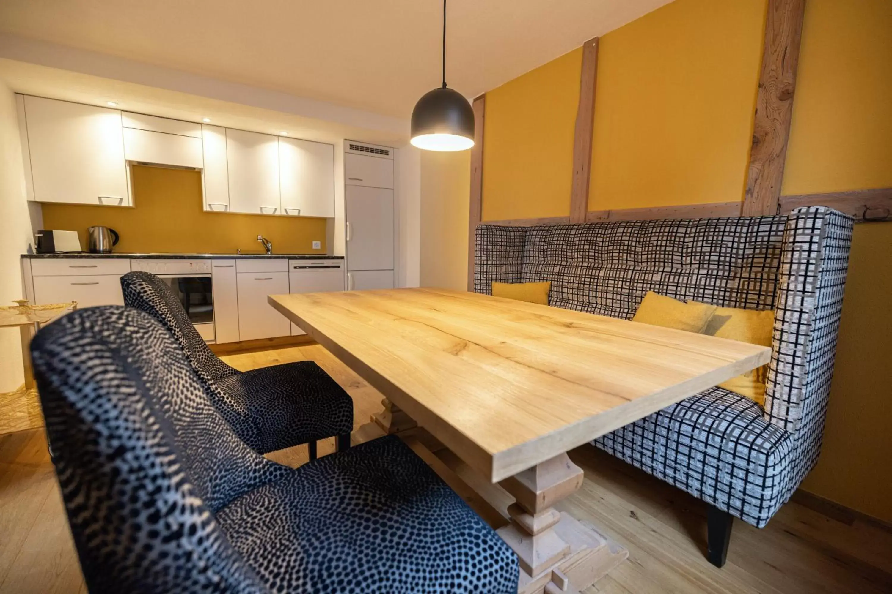 Kitchen or kitchenette, Dining Area in Home Hotel Arosa