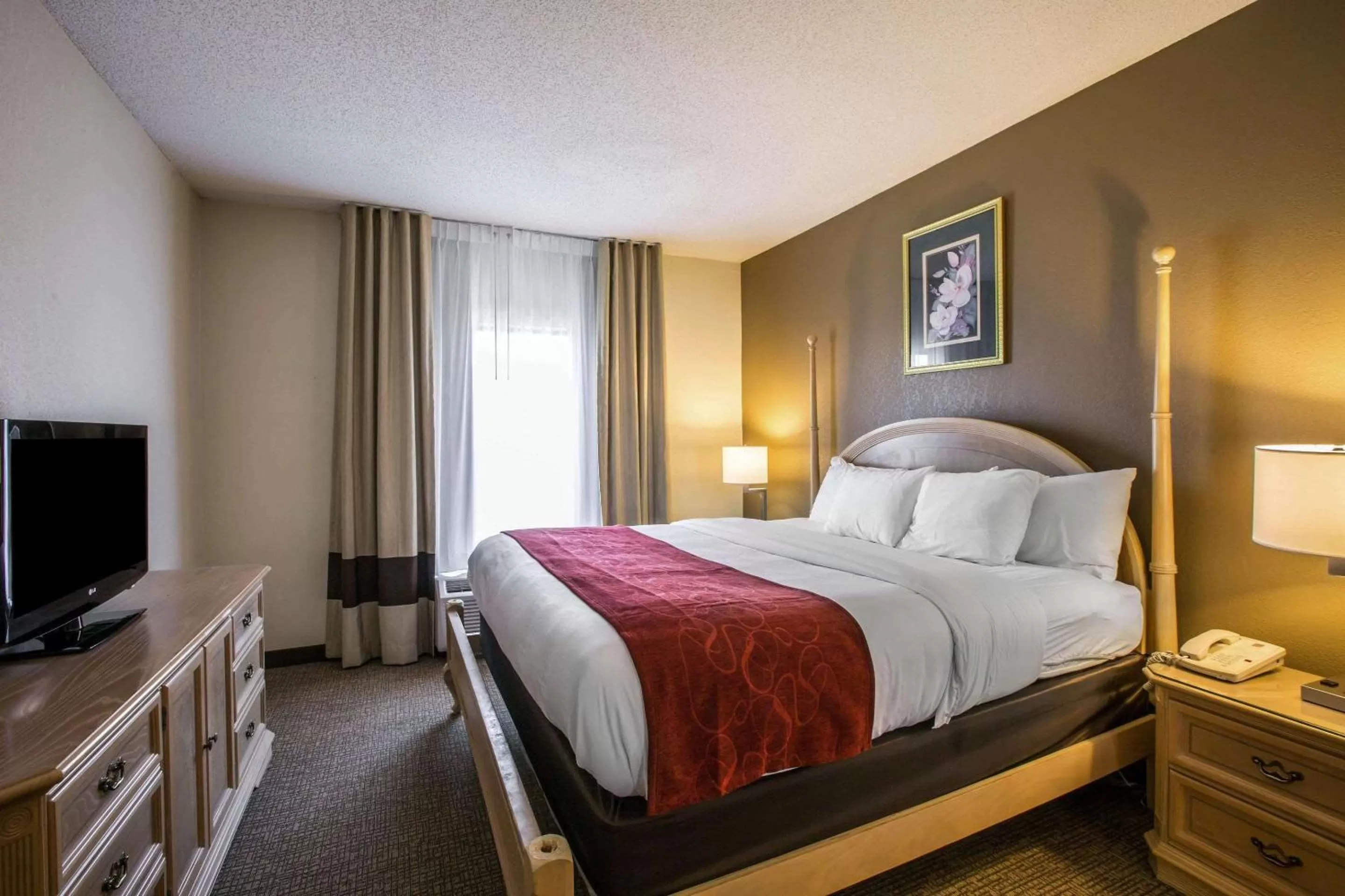 Photo of the whole room, Bed in Quality Suites Morristown West