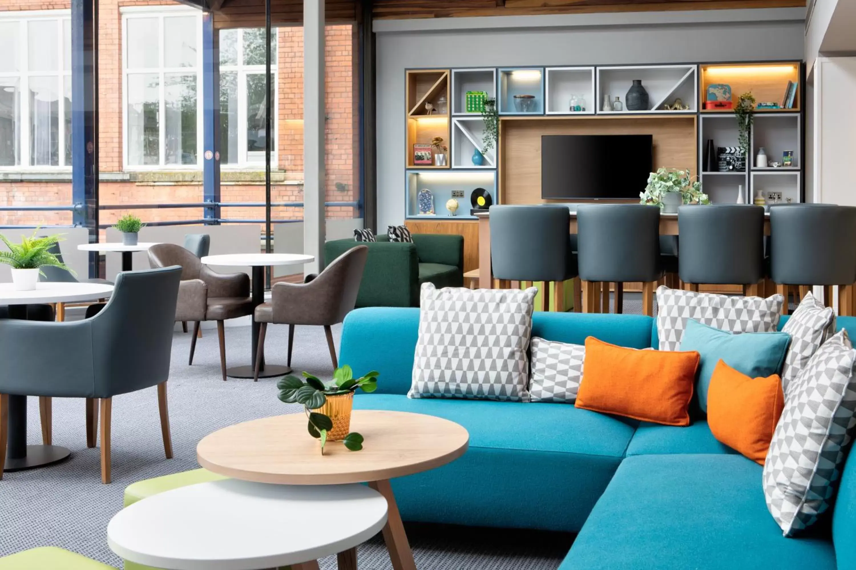 Lounge or bar in Holiday Inn Bolton Centre, an IHG Hotel