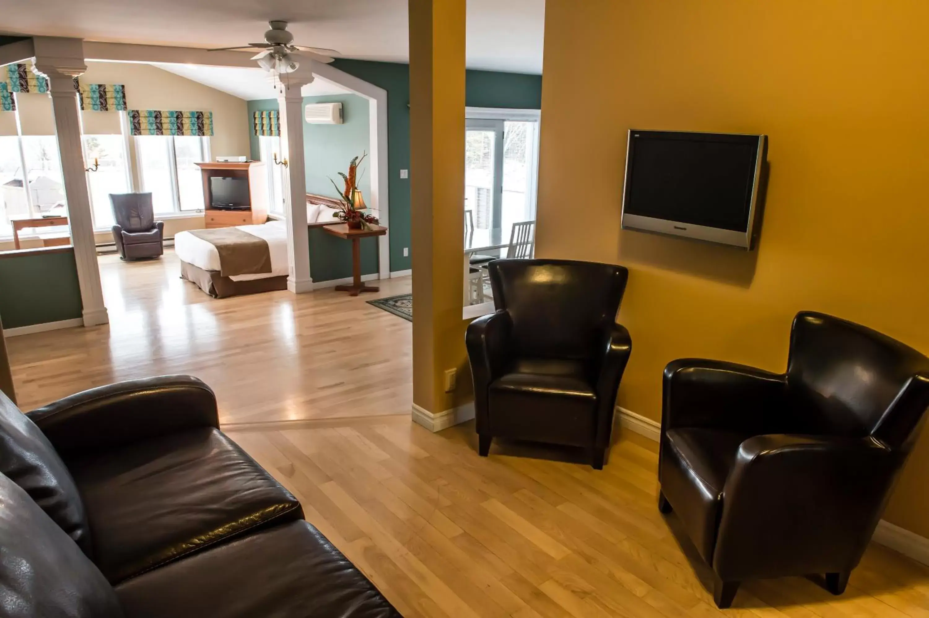 Photo of the whole room, Seating Area in Days Inn by Wyndham Riviere-Du-Loup