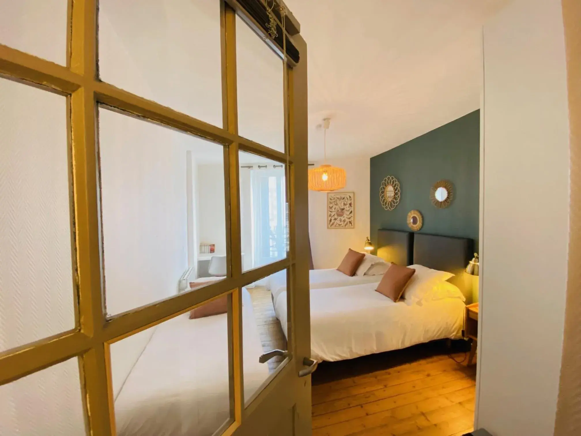 Bedroom in Hotel Saint-Michel
