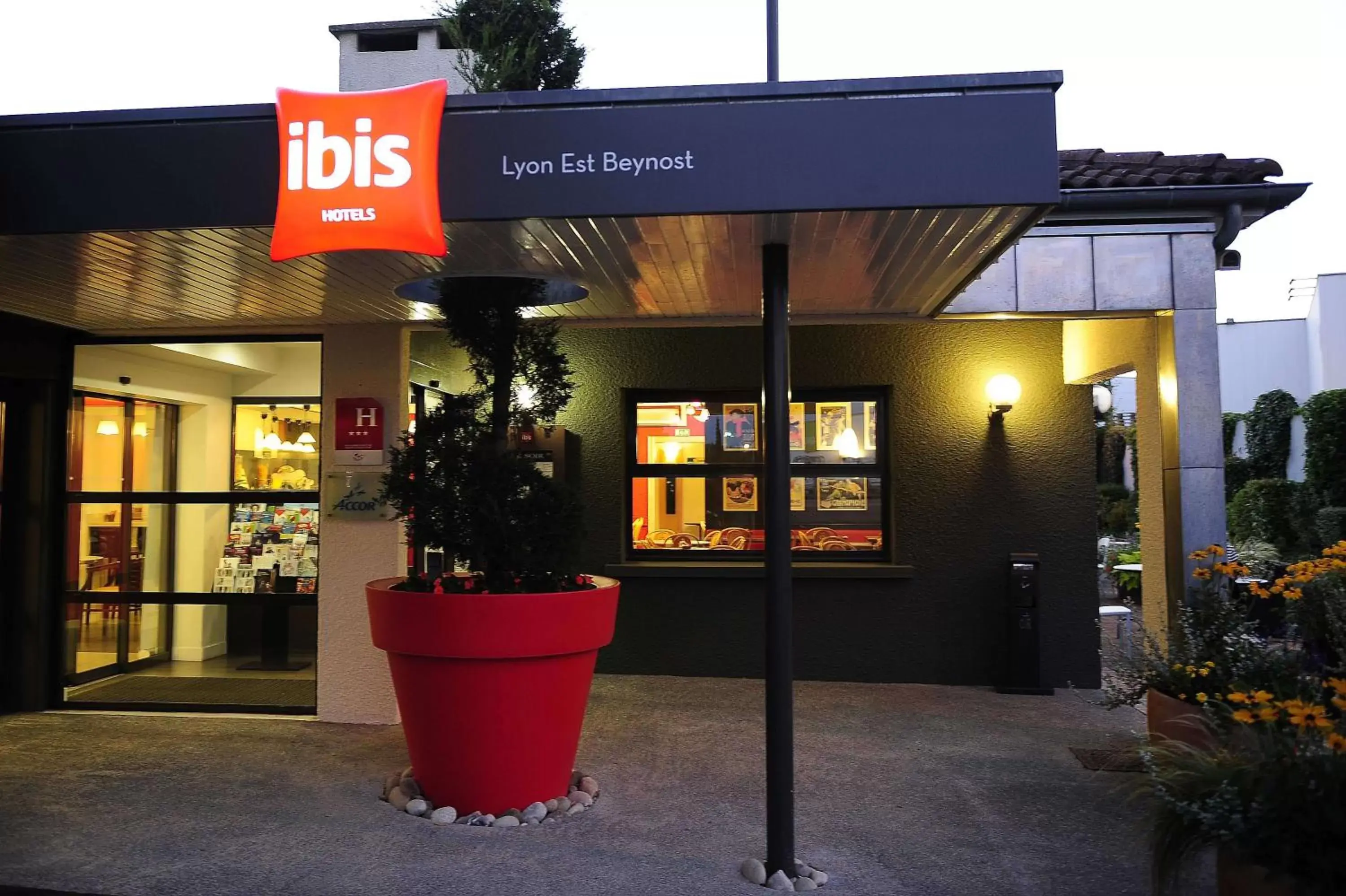 Facade/entrance in ibis Lyon Est Beynost