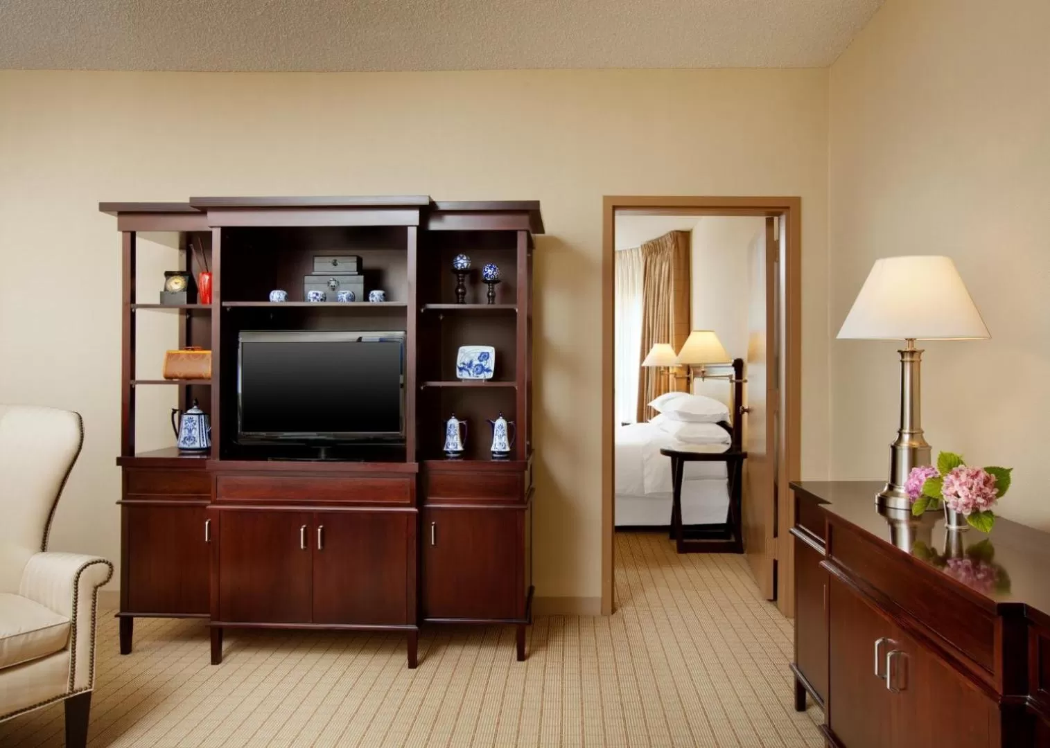 Bed in Anaheim Majestic Garden Hotel