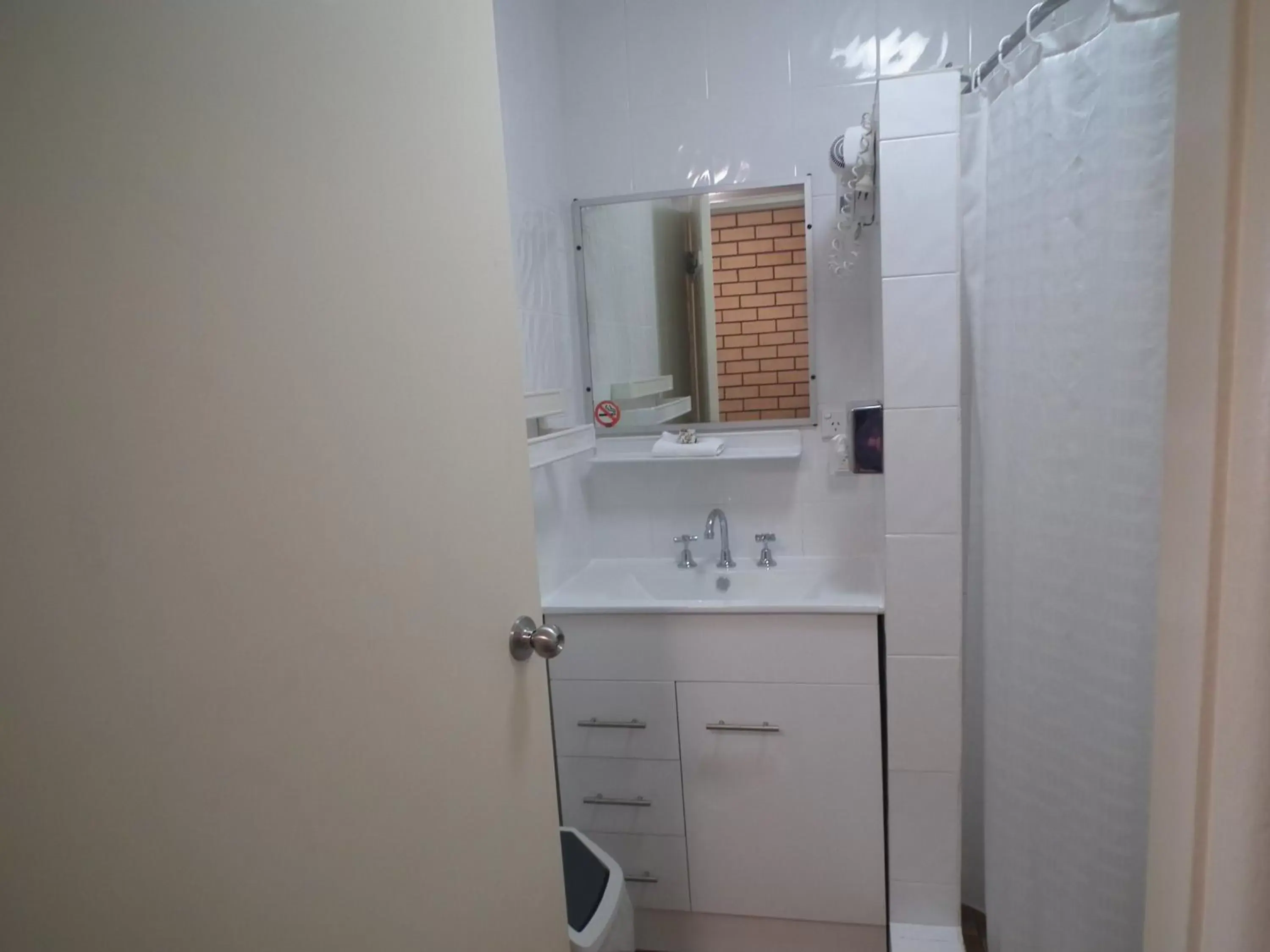 Bathroom, Kitchen/Kitchenette in Bega Southtown Motor Inn