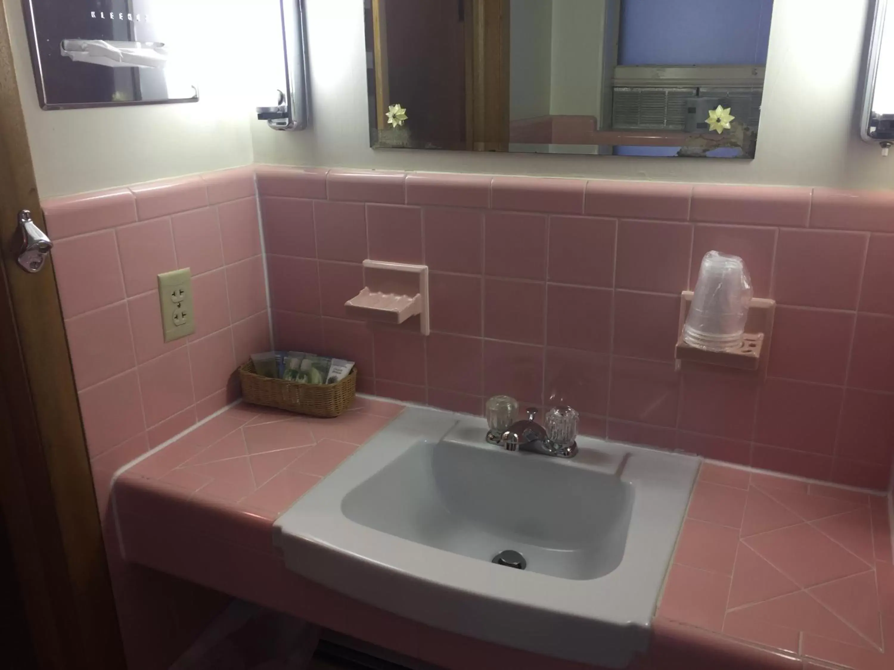 Bathroom in Mansion House Motel