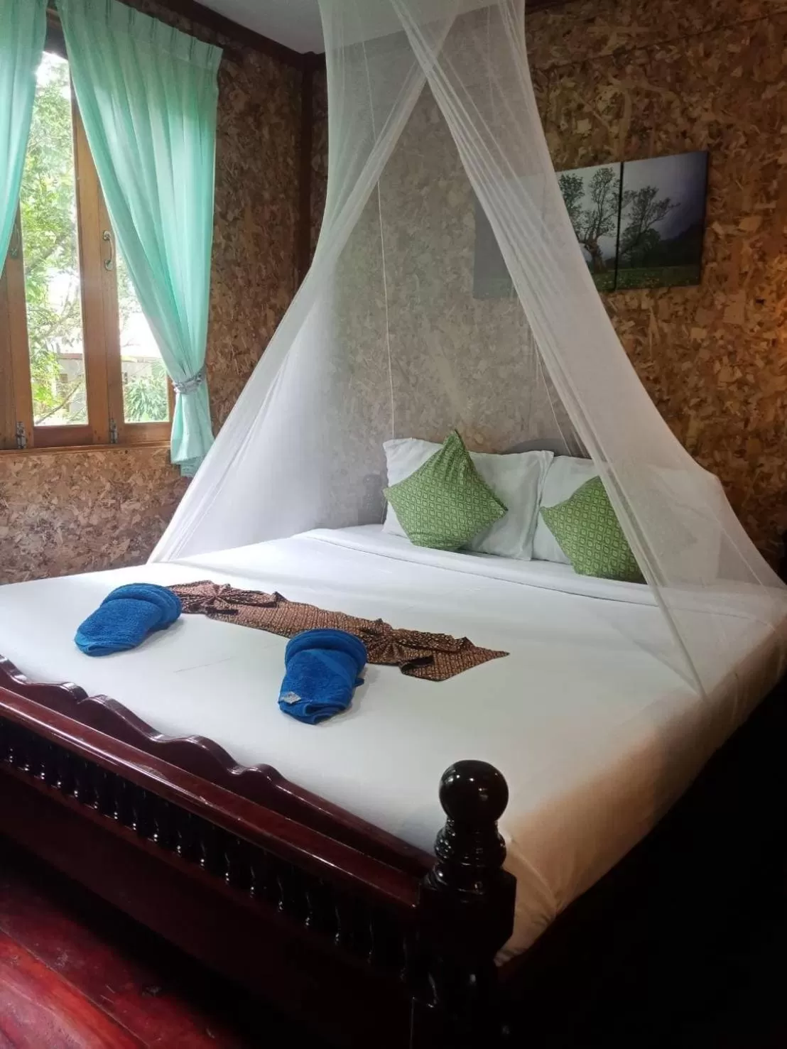 Bed in Tree Tops River Huts