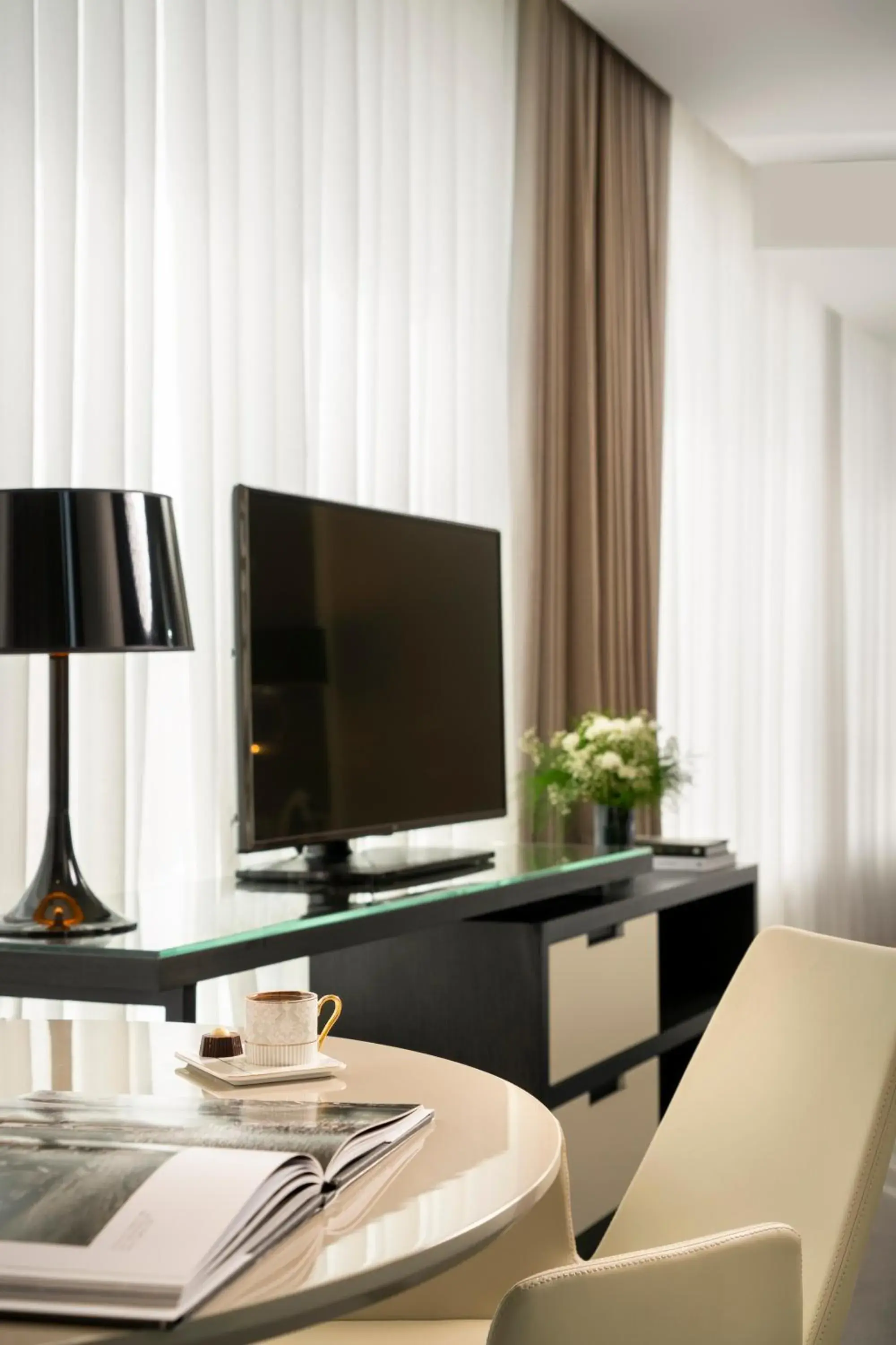 Bedroom, TV/Entertainment Center in Centro Westside by Rotana