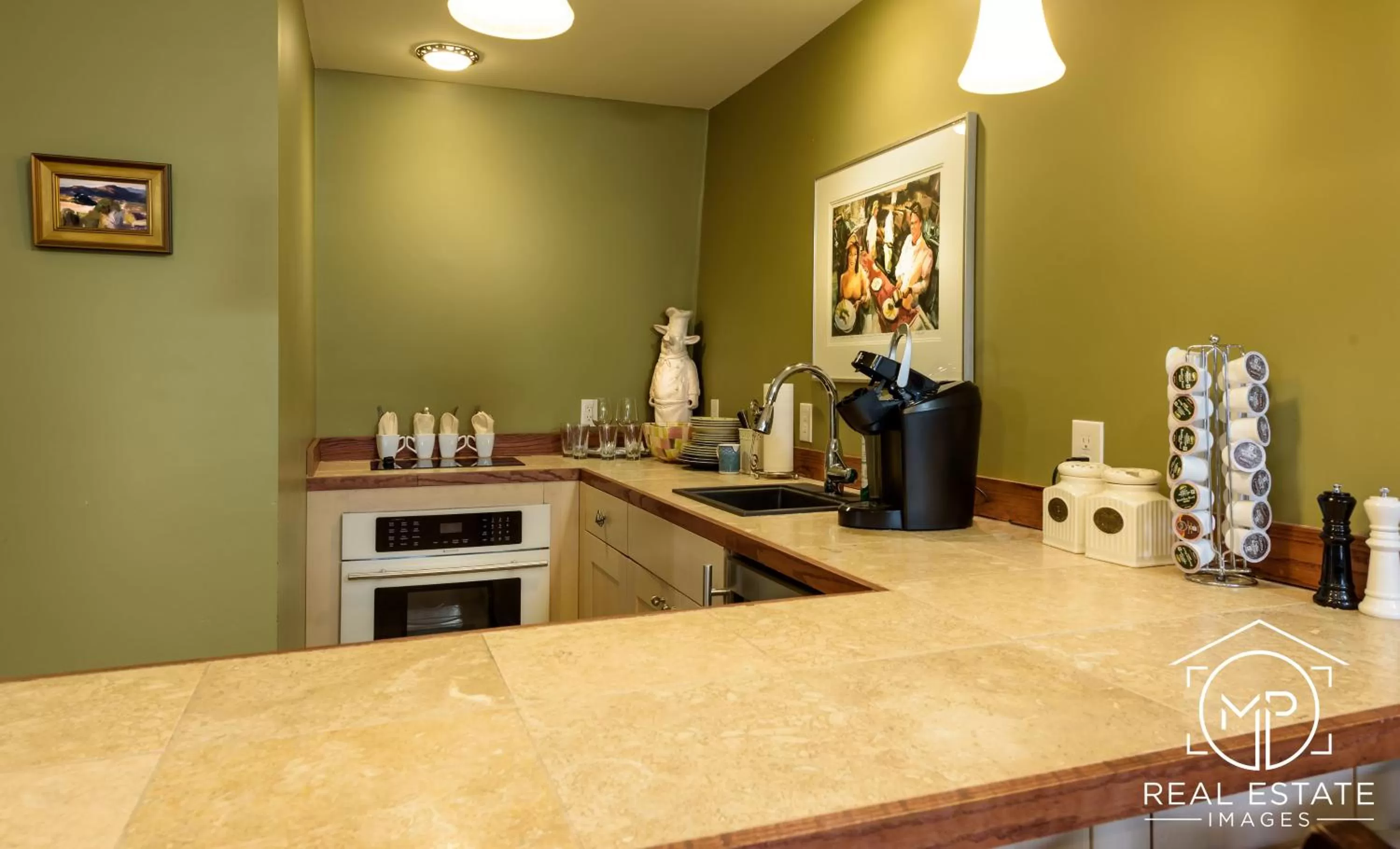 Kitchen or kitchenette, Kitchen/Kitchenette in Bouchard Restaurant & Inn