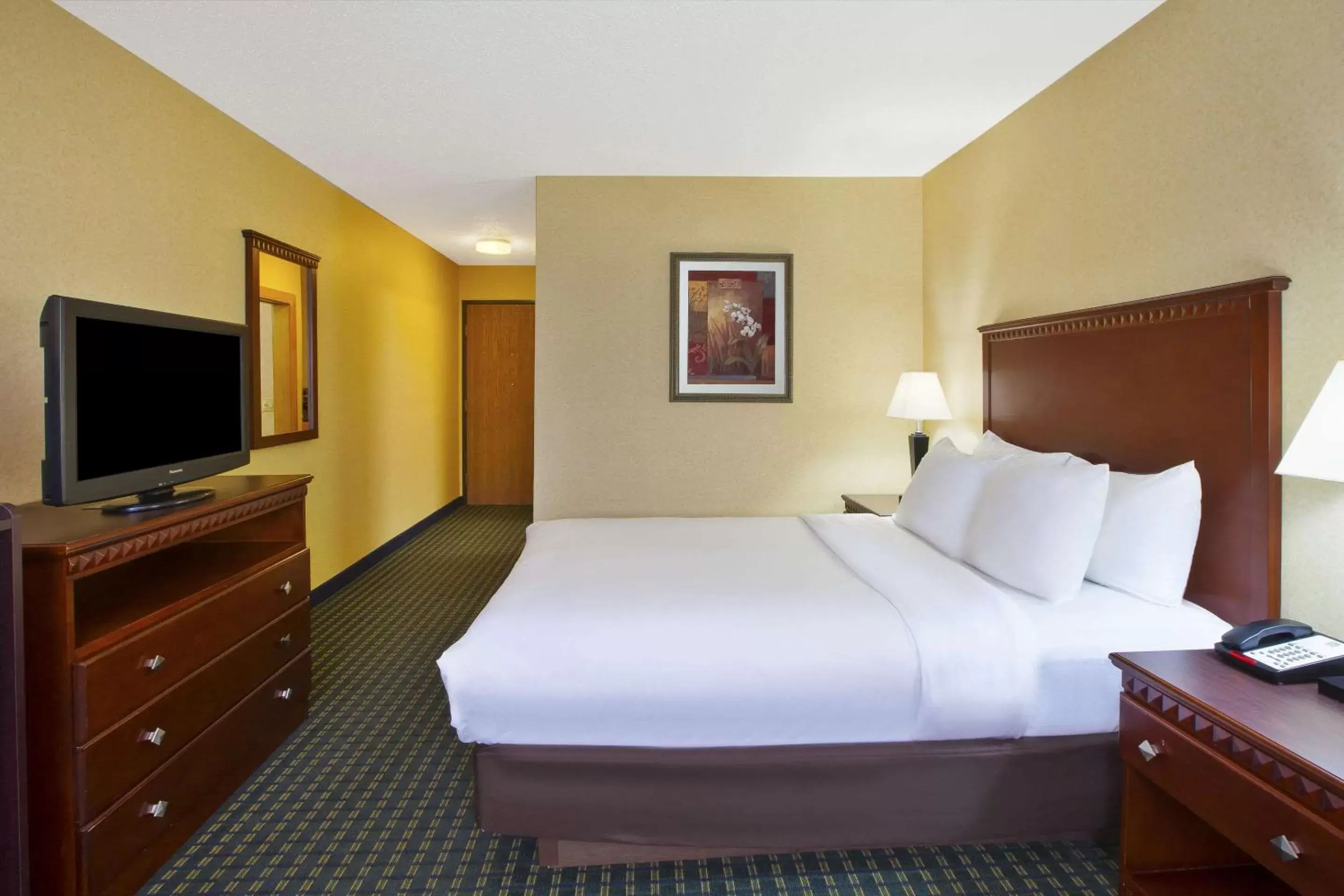 Photo of the whole room, Bed in Quality Inn Marshall near I-69
