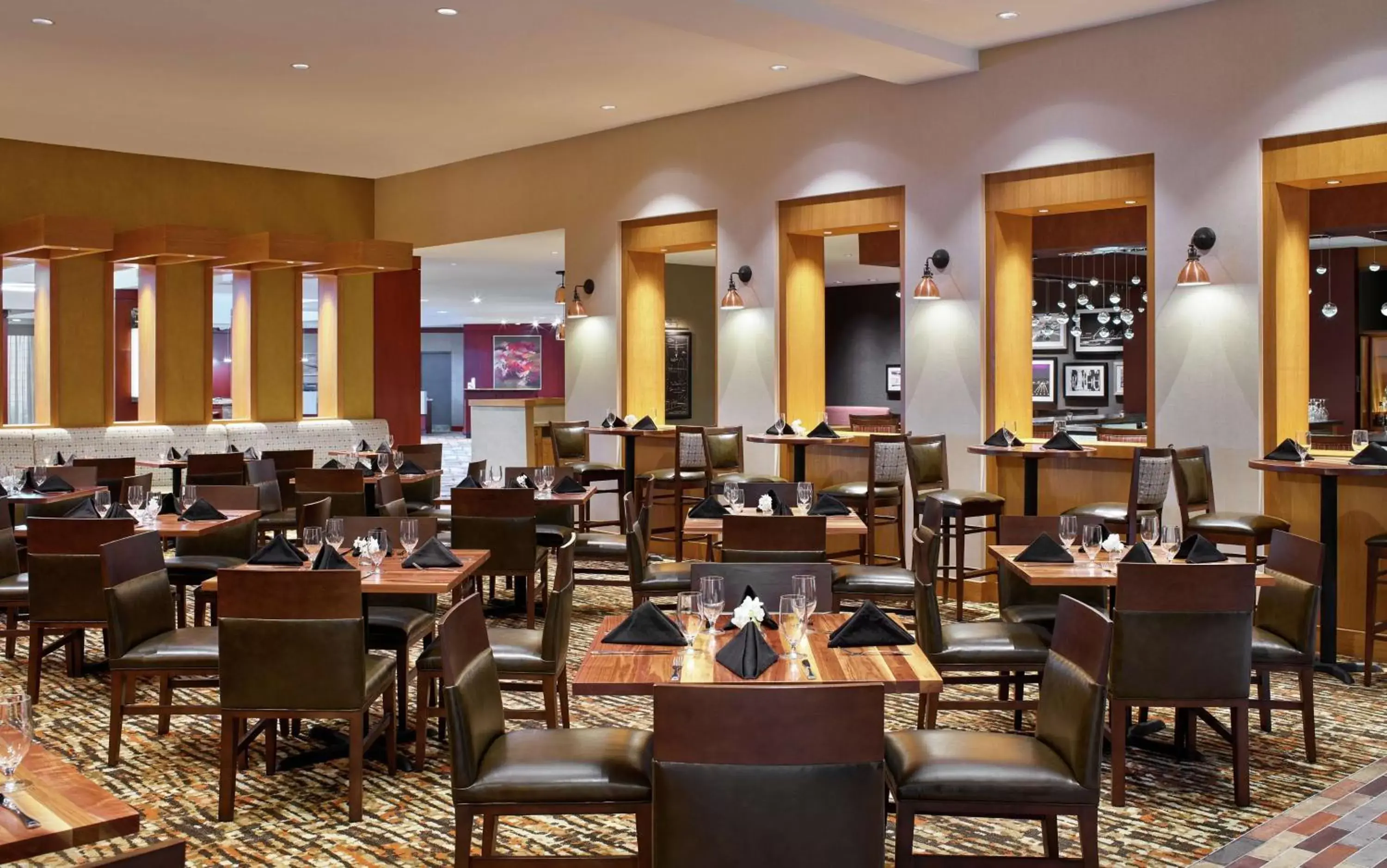 Lounge or bar, Restaurant/Places to Eat in DoubleTree by Hilton Houston Intercontinental Airport