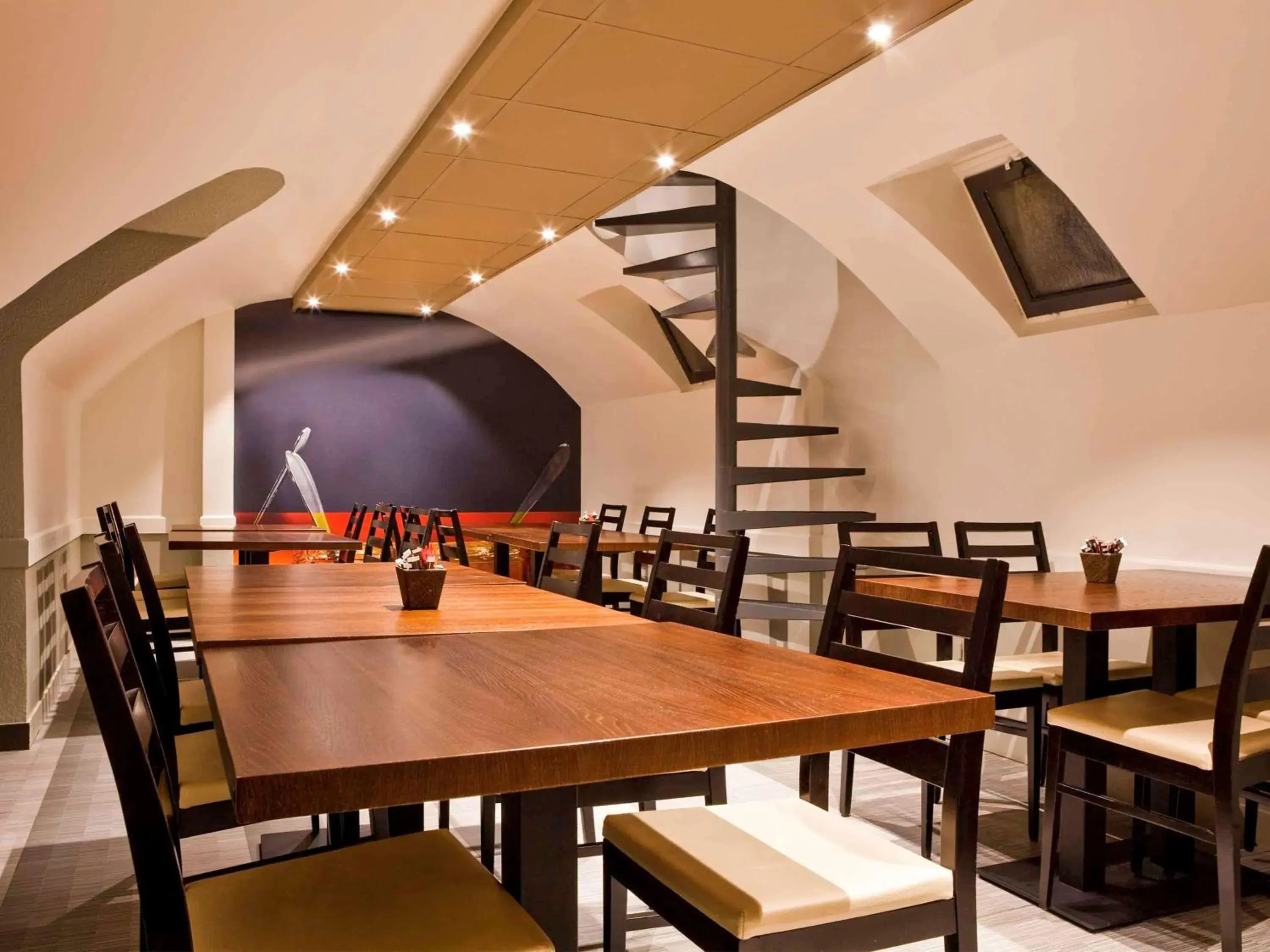 Restaurant/Places to Eat in ibis Maine Montparnasse