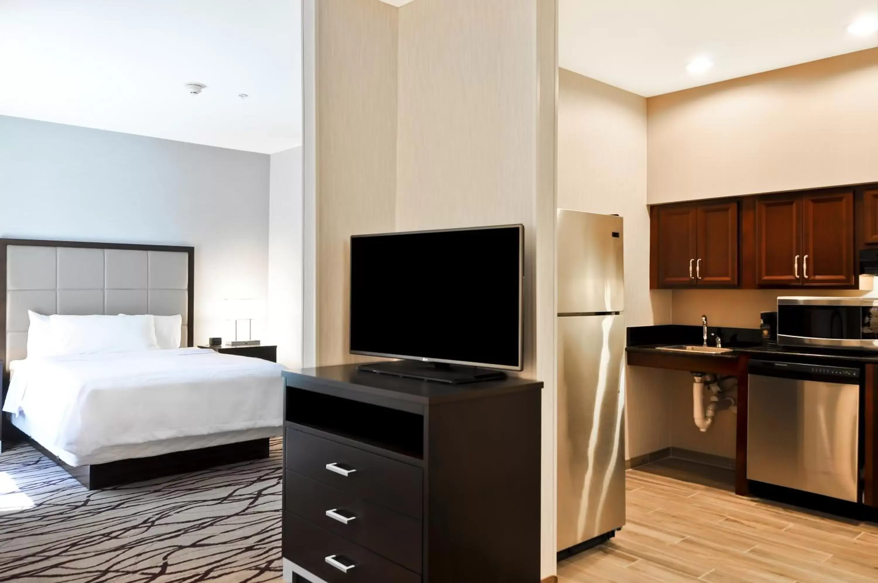 Bed, TV/Entertainment Center in Homewood Suites by Hilton Boston Cambridge-Arlington, MA