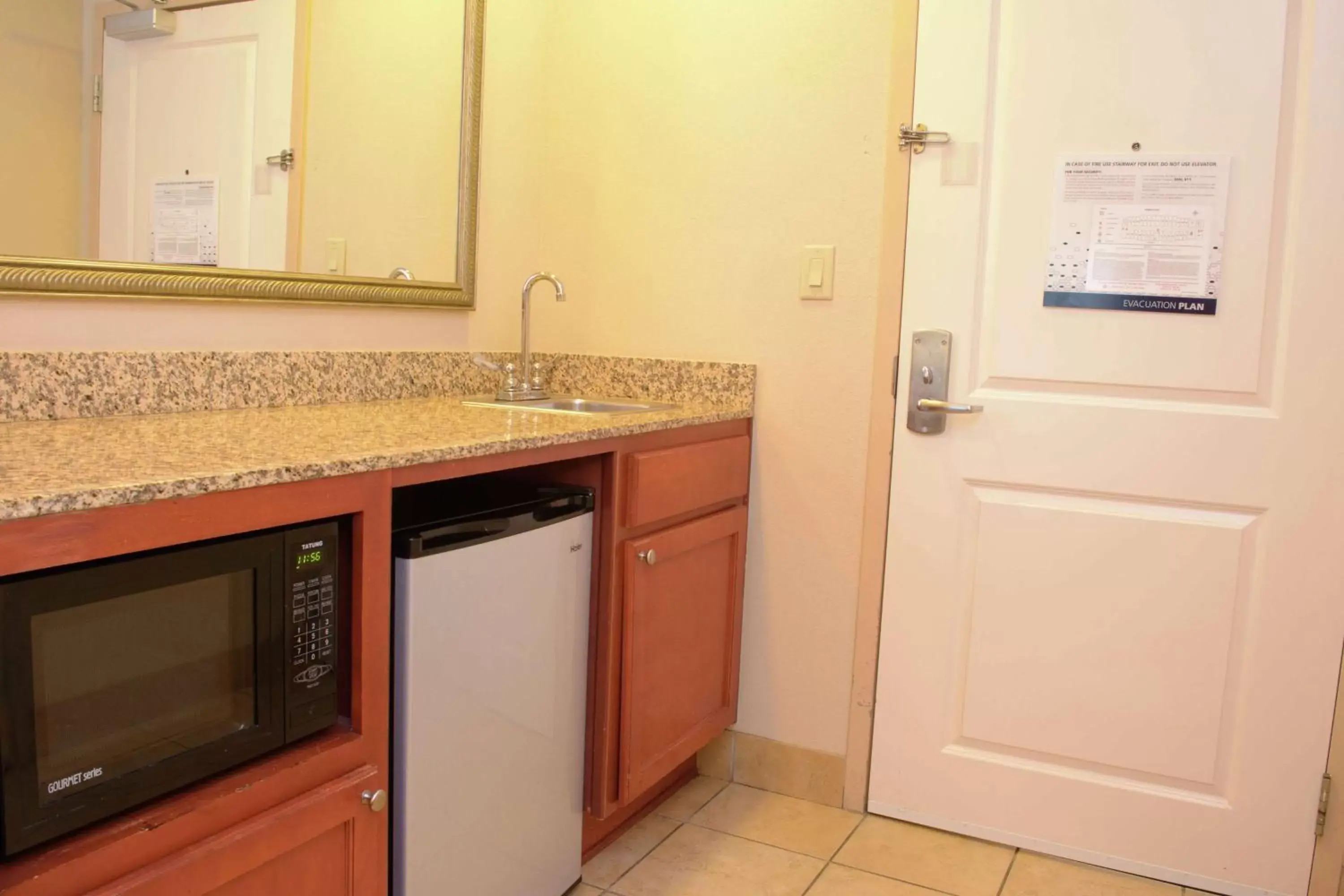 Kitchen or kitchenette, Bathroom in Hampton Inn Montgomery-South-Airport