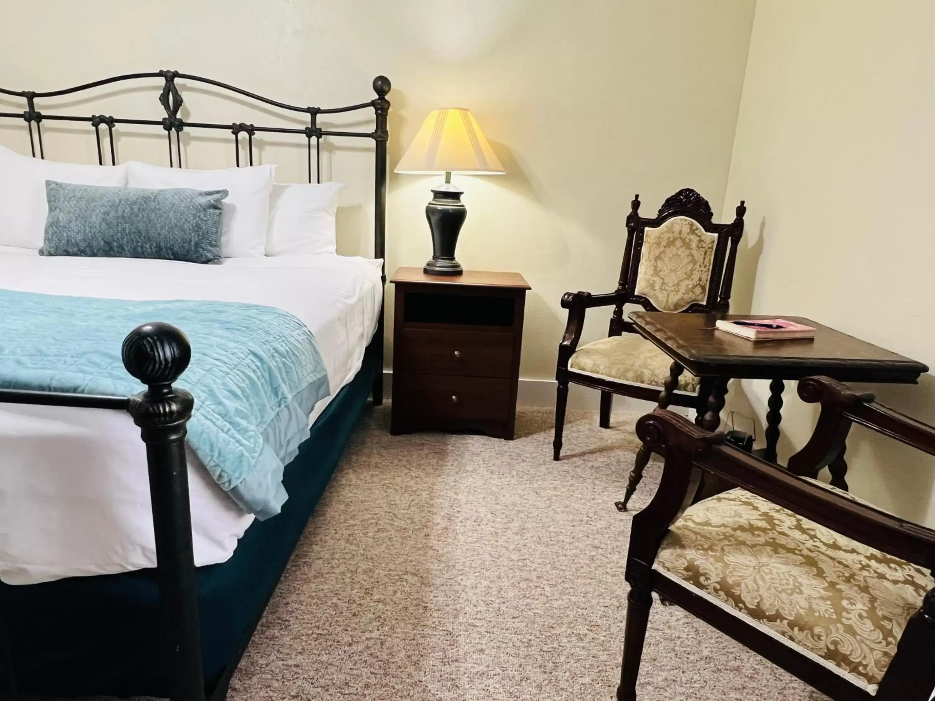 Seating area, Bed in Gilbert Inn