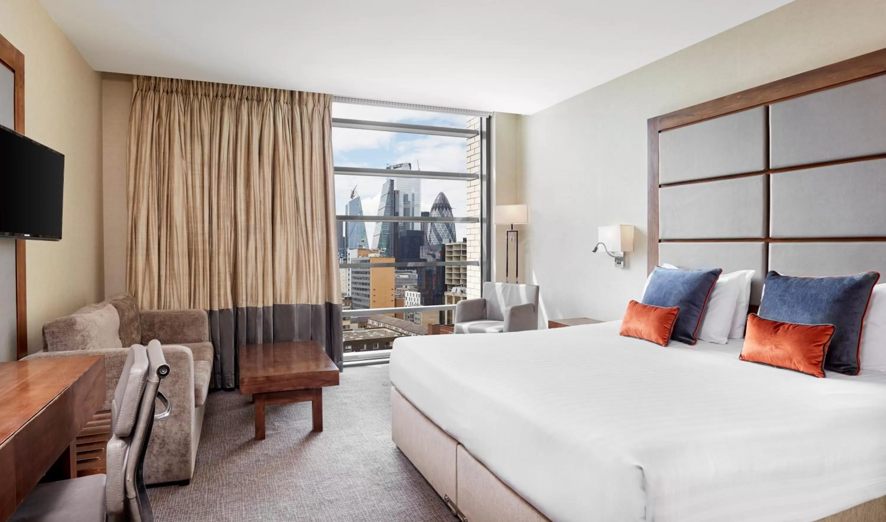 Photo of the whole room, Bed in Leonardo Royal London Tower Bridge