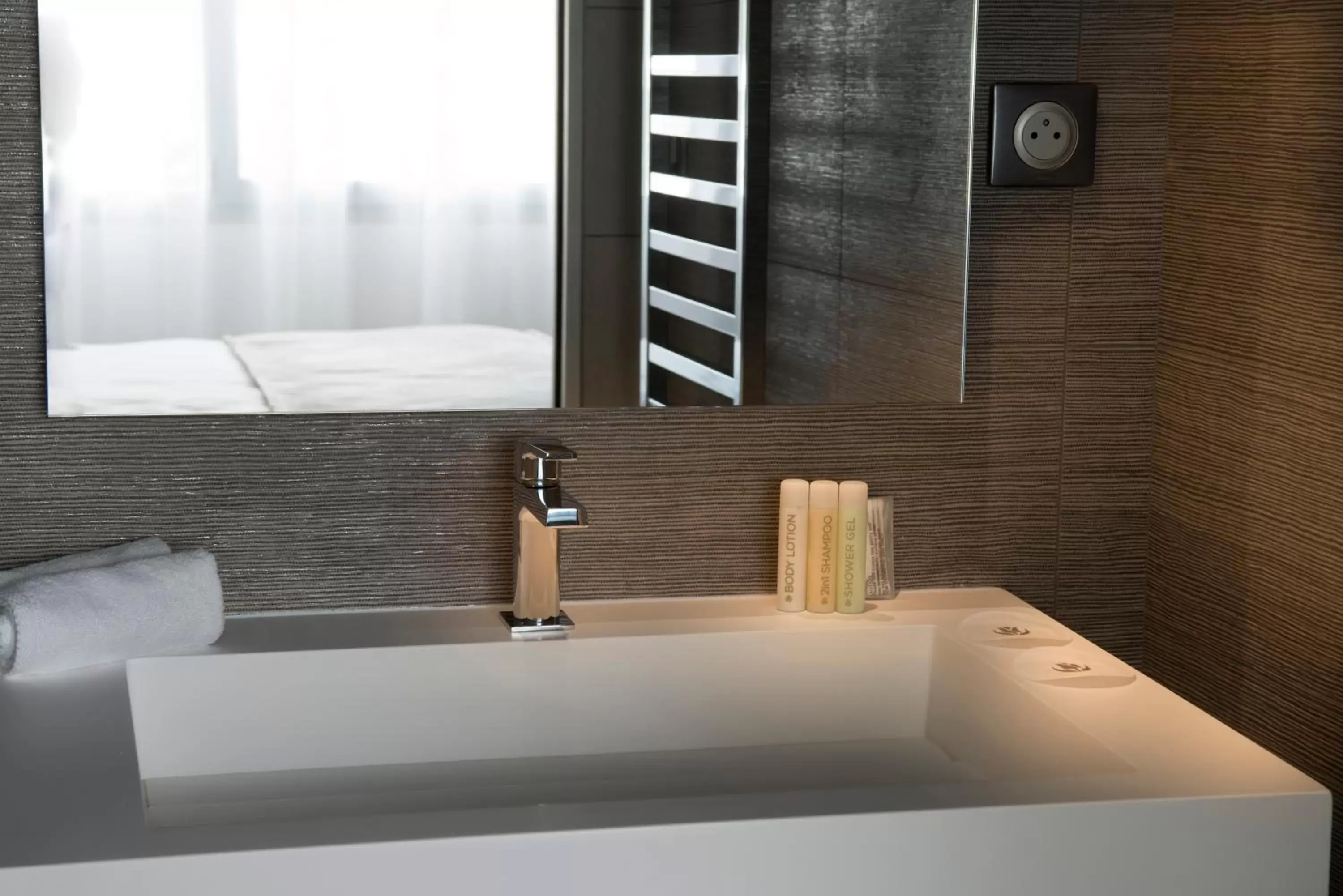 Bath, Bathroom in Golden Tulip Sophia Antipolis - Hotel & Spa