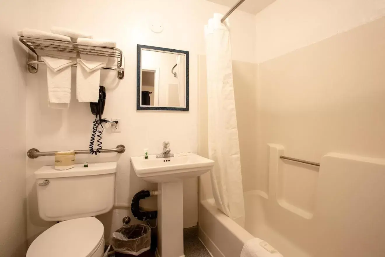 Bathroom in Celilo Inn