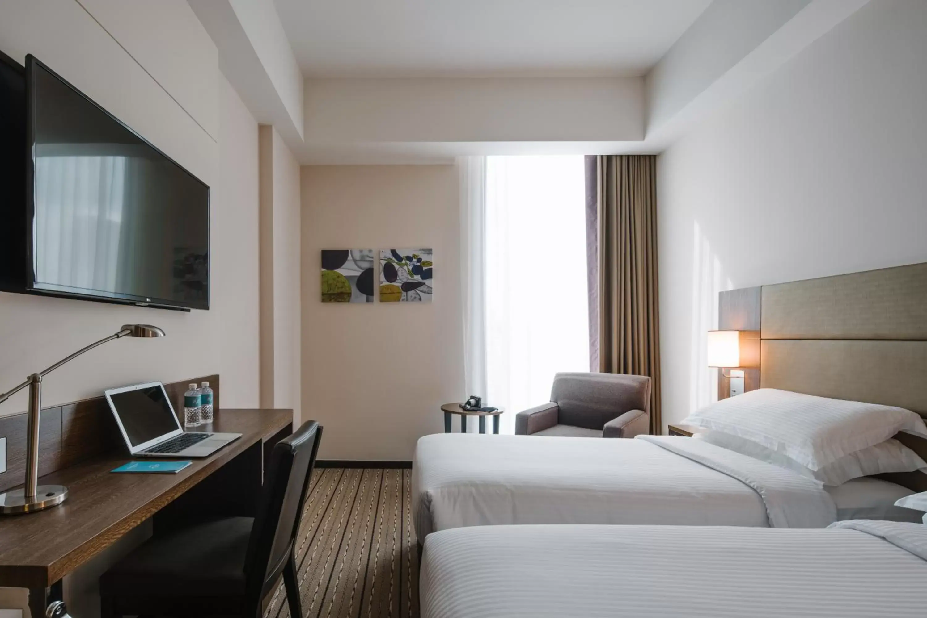 Bed, TV/Entertainment Center in Hotel Traveltine