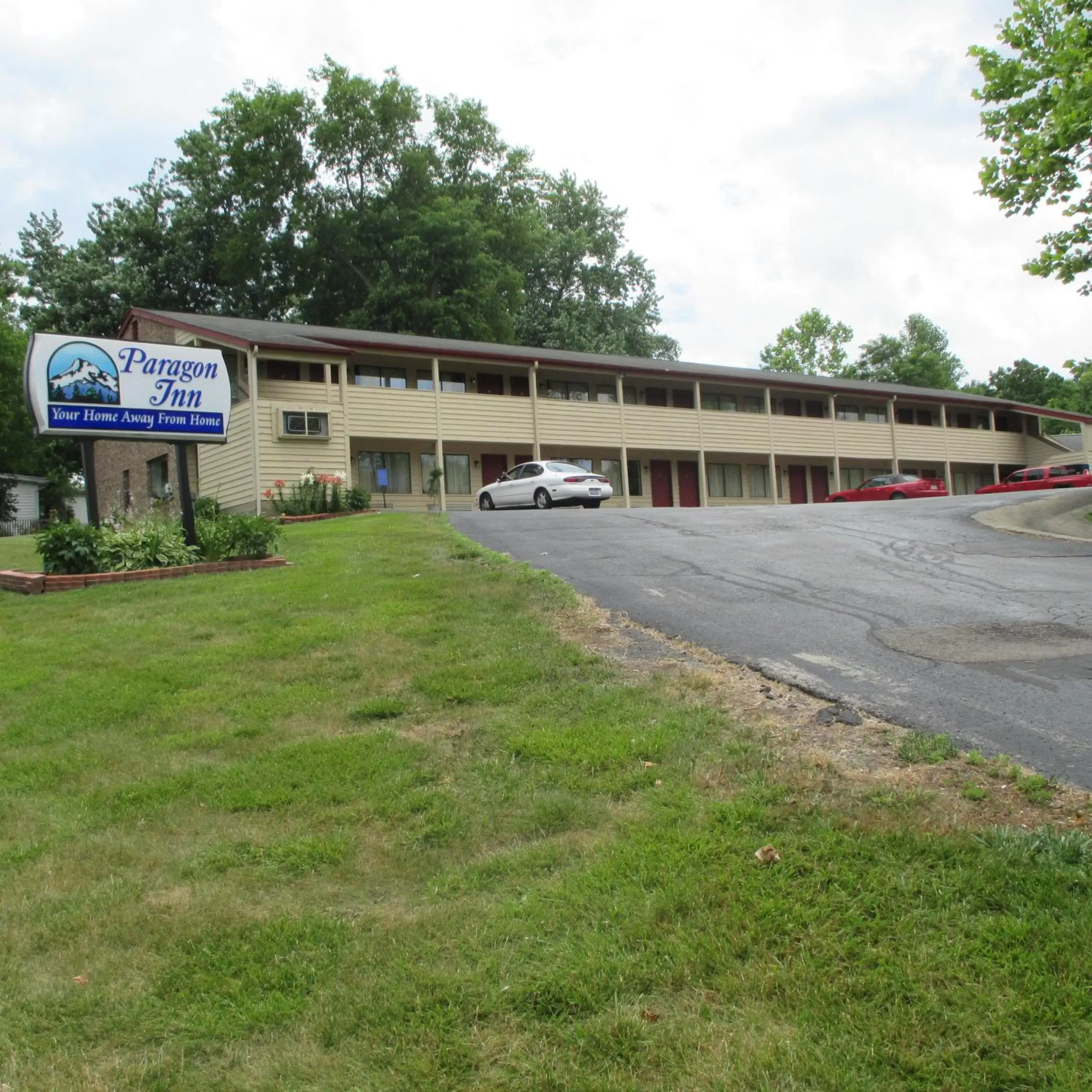 Property Building in Paragon Inn Hillsboro