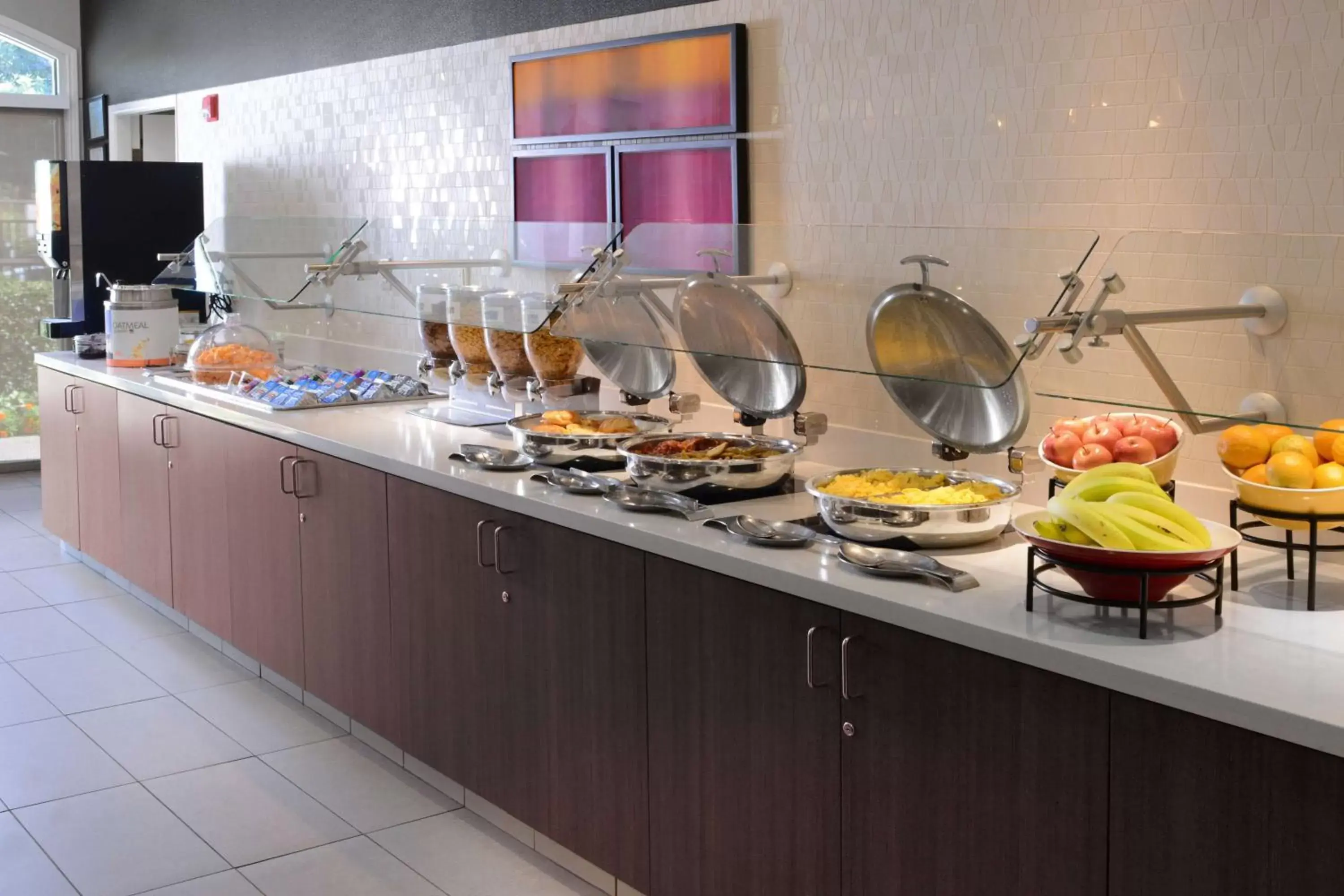 Breakfast, Kitchen/Kitchenette in Sonesta ES Suites Dallas Central Expressway