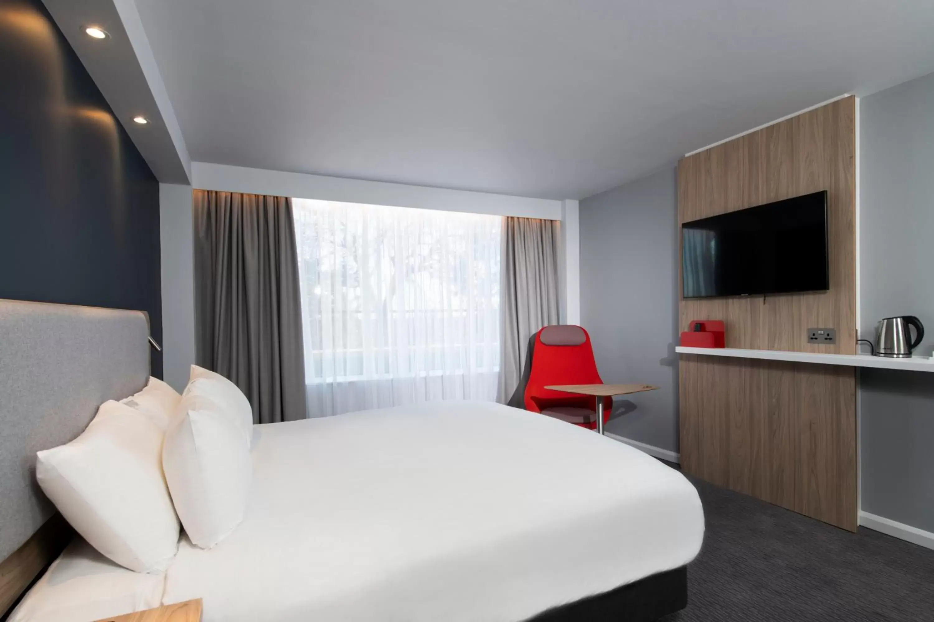 TV and multimedia, Bed in Holiday Inn Express Edinburgh City West, an IHG Hotel