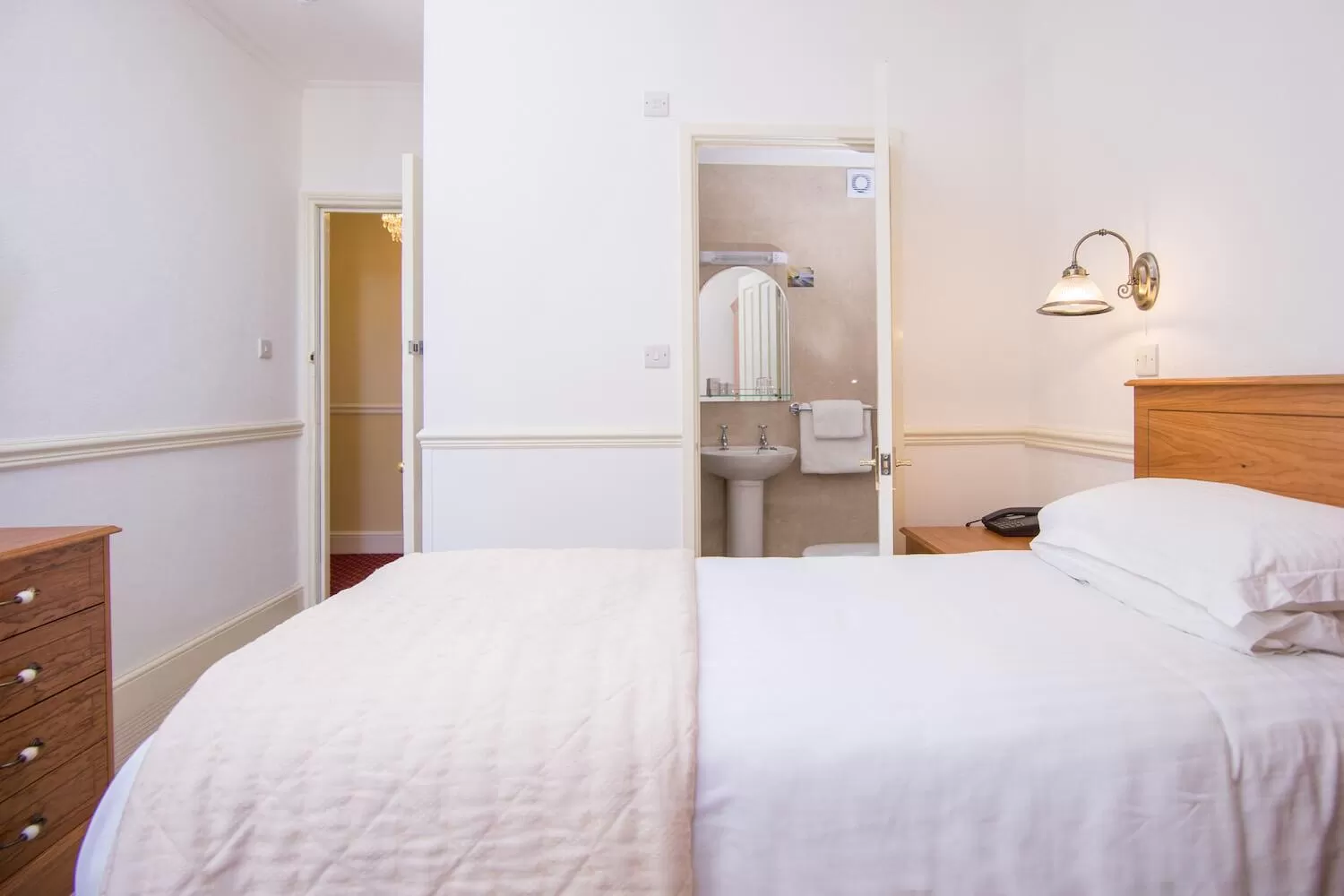 Photo of the whole room, Bed in The Queens Hotel