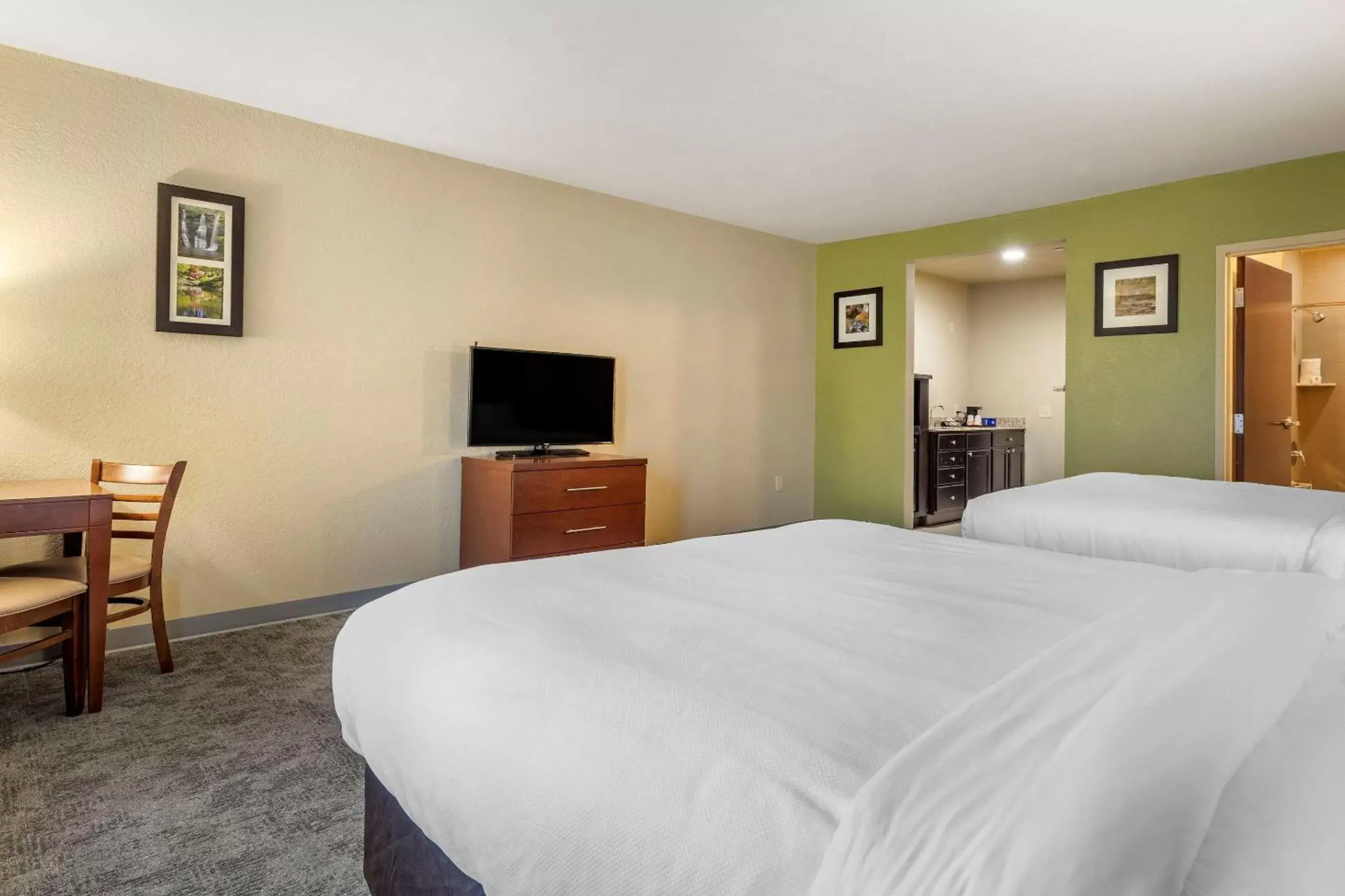 Photo of the whole room, Bed in Comfort Inn Bentonville - Crystal Bridges