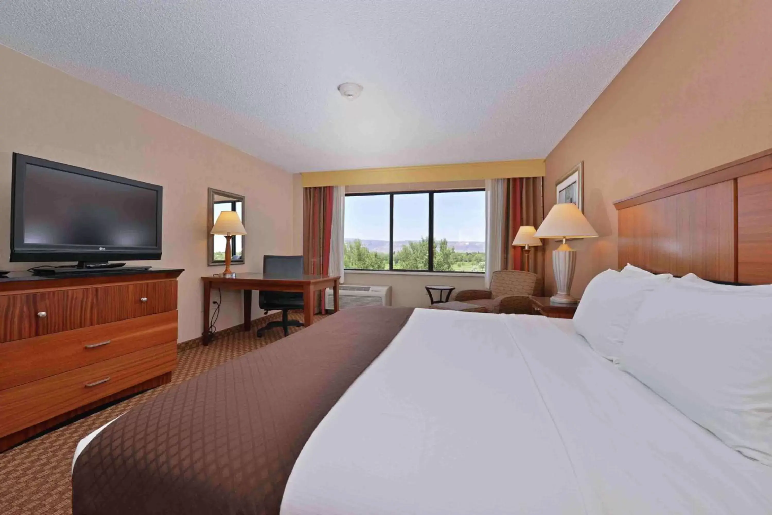 Bed in DoubleTree by Hilton Grand Junction