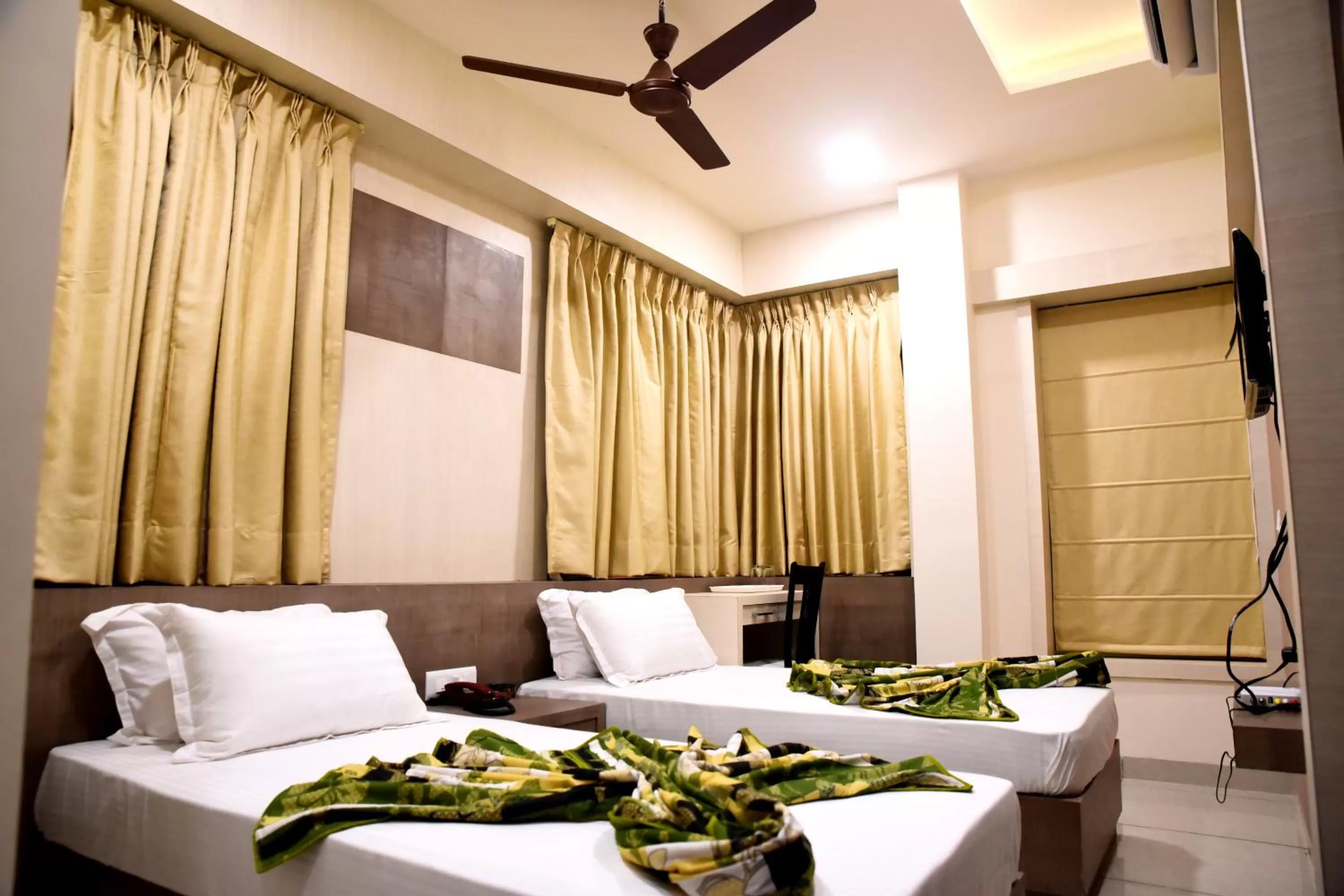 cot in Hotel Silver Palace