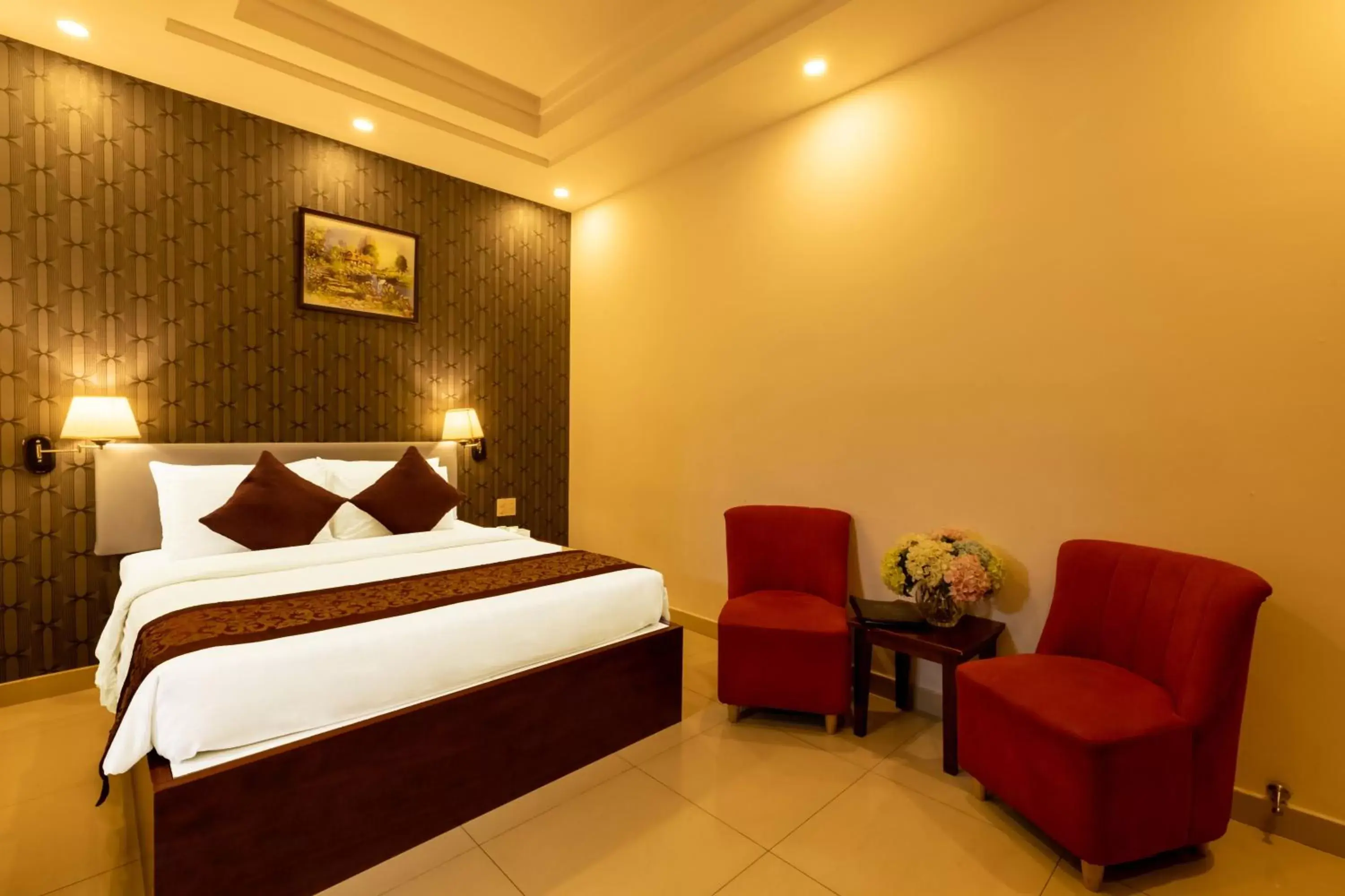 Bed in Airport Saigon Hotel - Gần ẩm thực đêm chợ Phạm Văn Hai