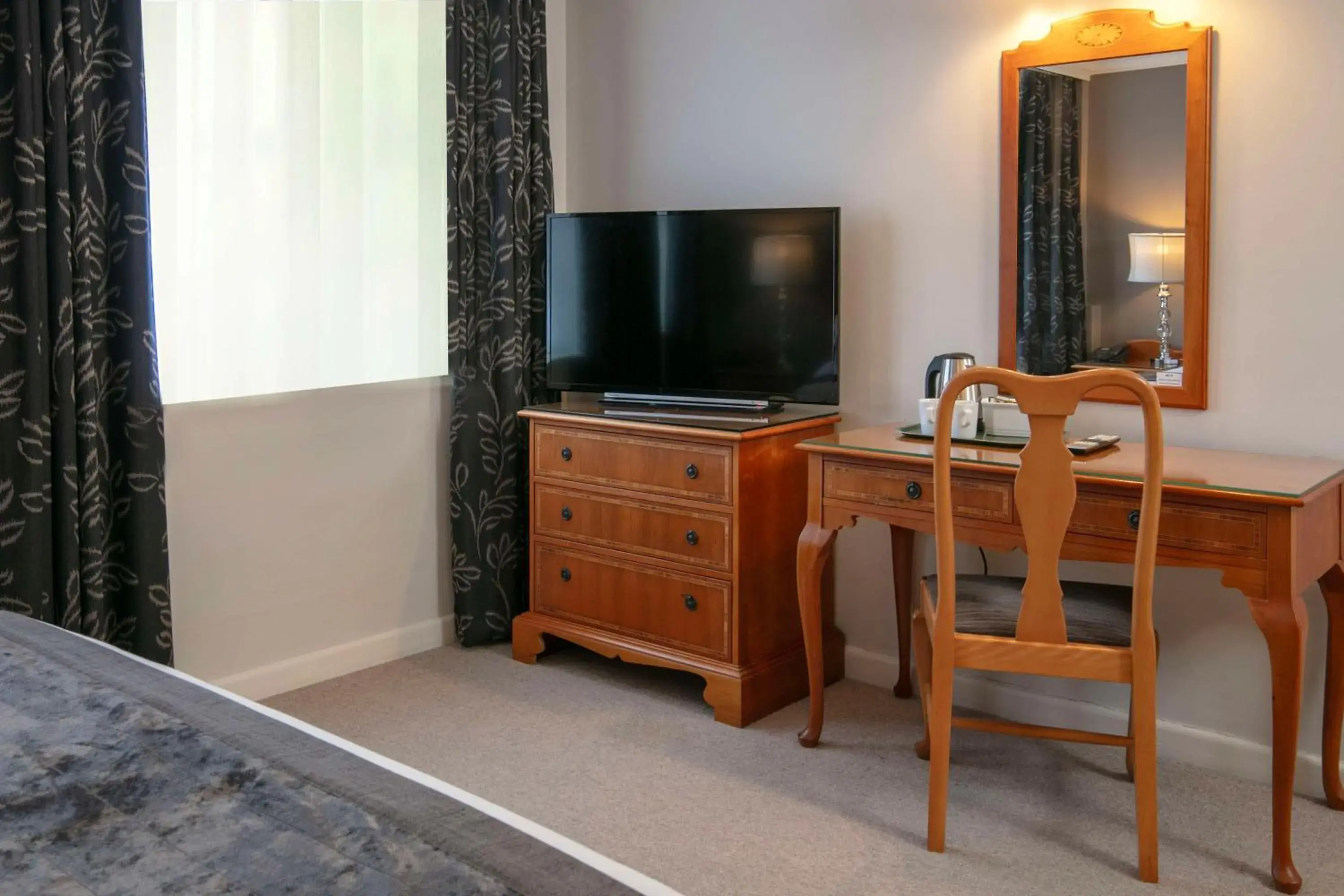 Bedroom, TV/Entertainment Center in Best Western Sysonby Knoll