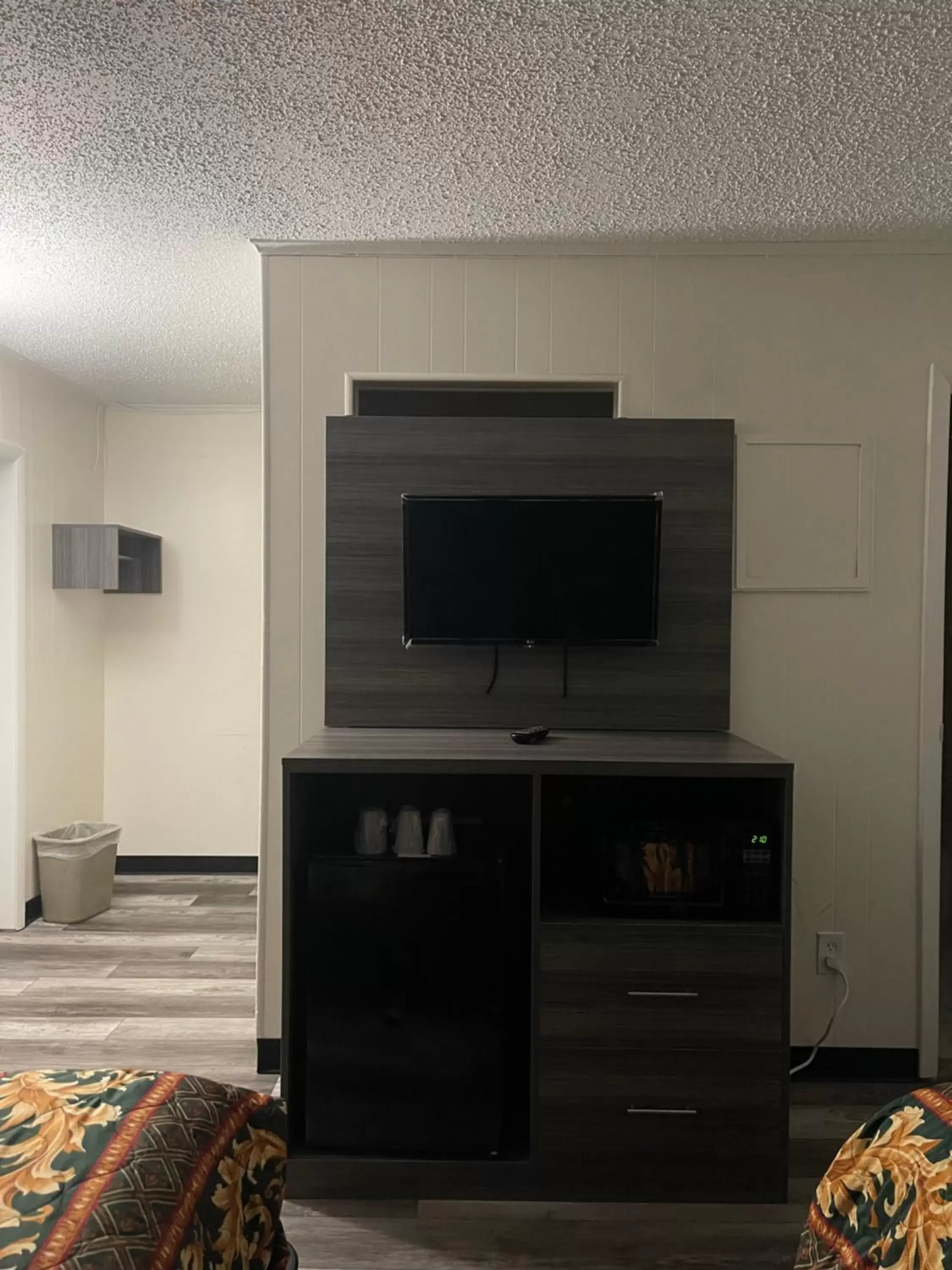 TV and multimedia, TV/Entertainment Center in Crown Inn Motel