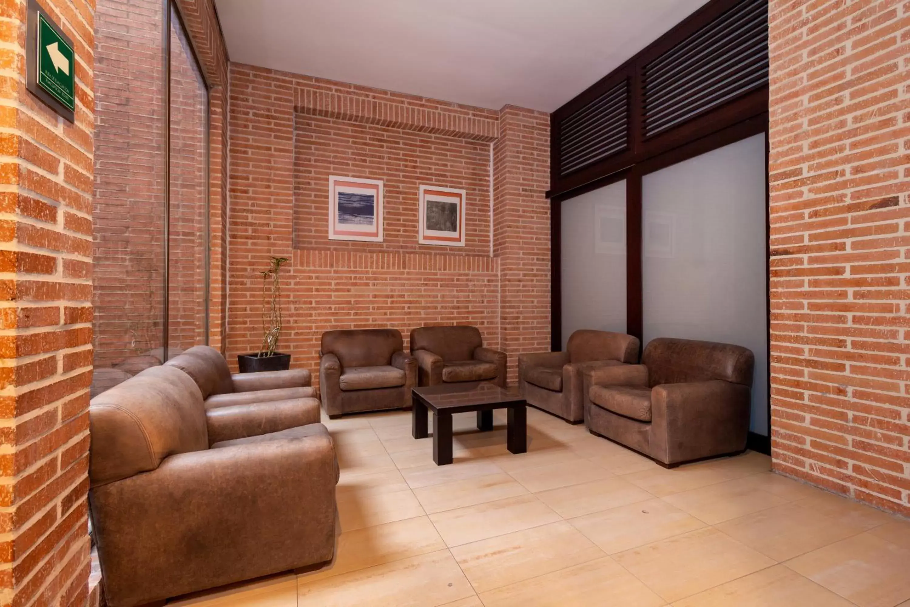 Living room, Seating Area in Hotel Madisson Inn Luxury By GEH Suites