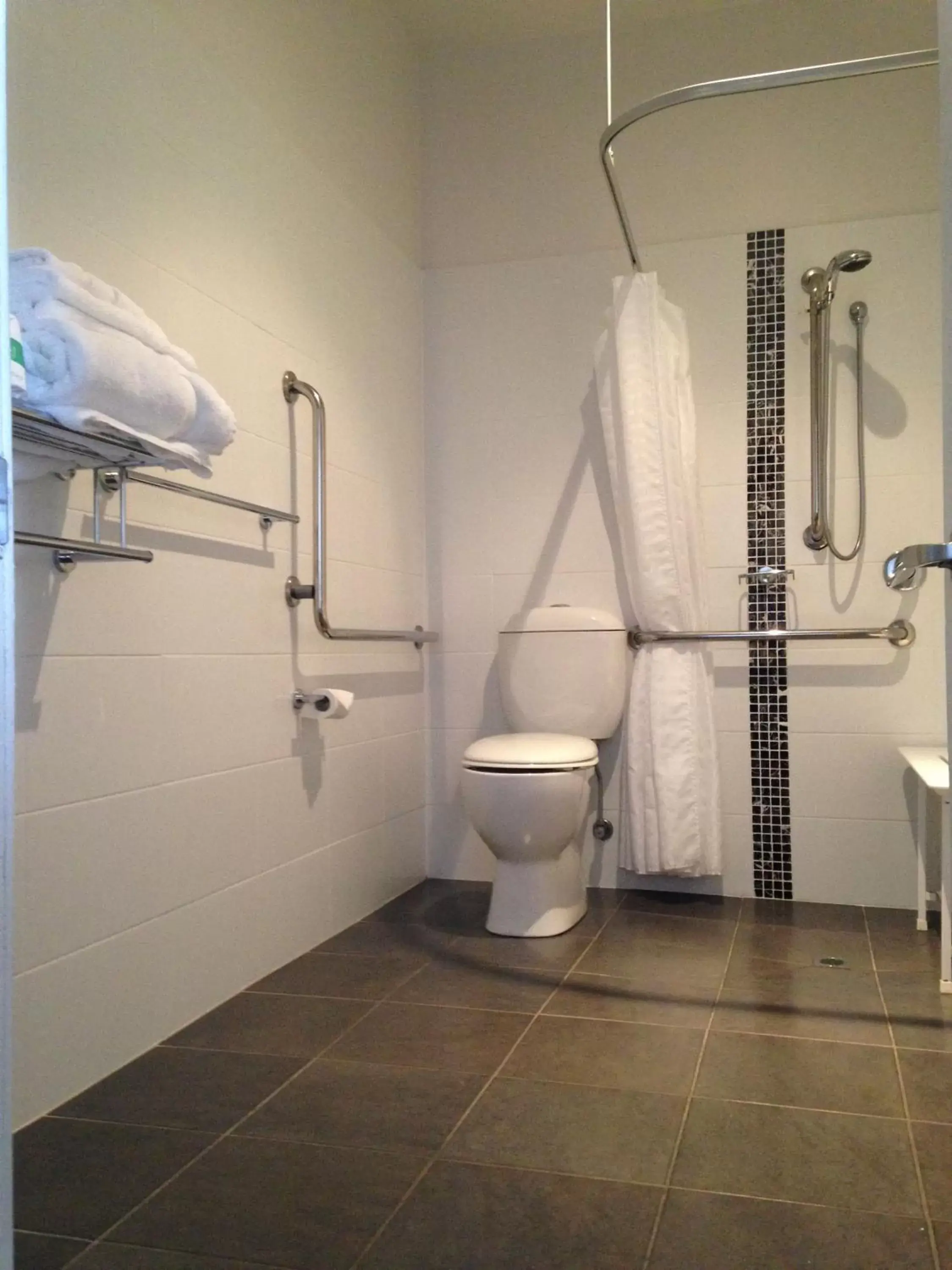 Queen Room - Disability Access in Auldington Hotel Queen Room - Disability Access in Auldington Hotel