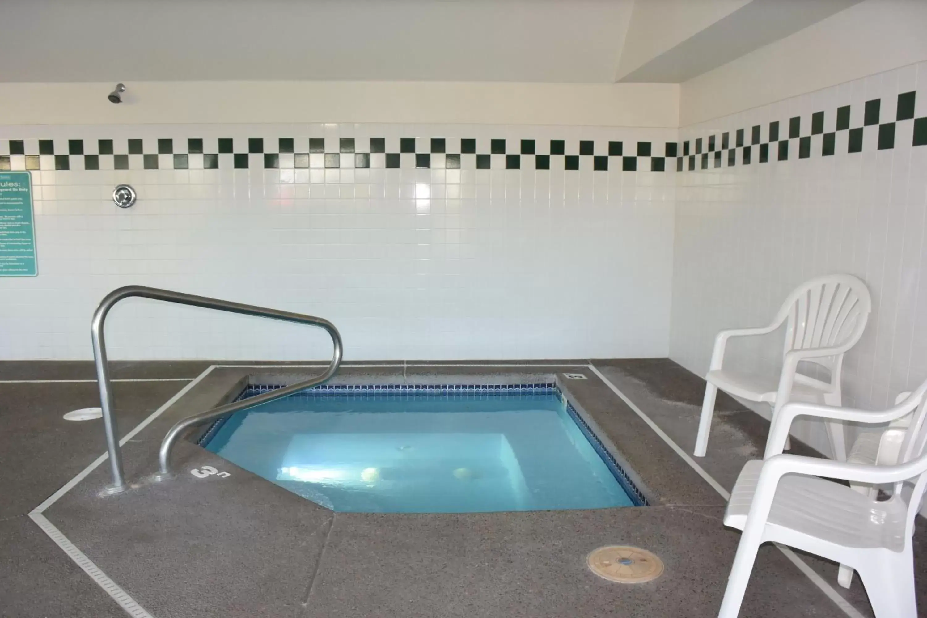 Hot Tub, Swimming Pool in Travelodge by Wyndham, Newberg
