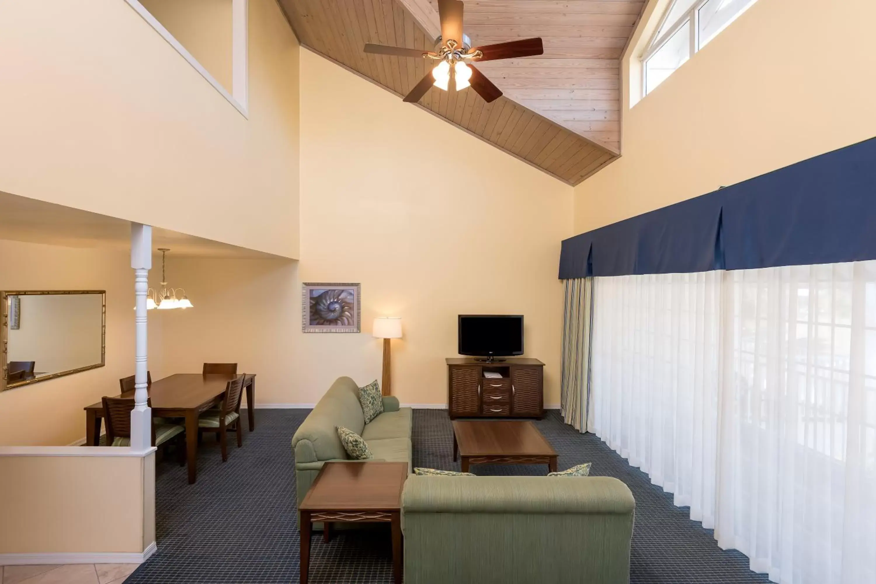 Bedroom, Seating Area in Holiday Inn & Suites Clearwater Beach S-Harbourside