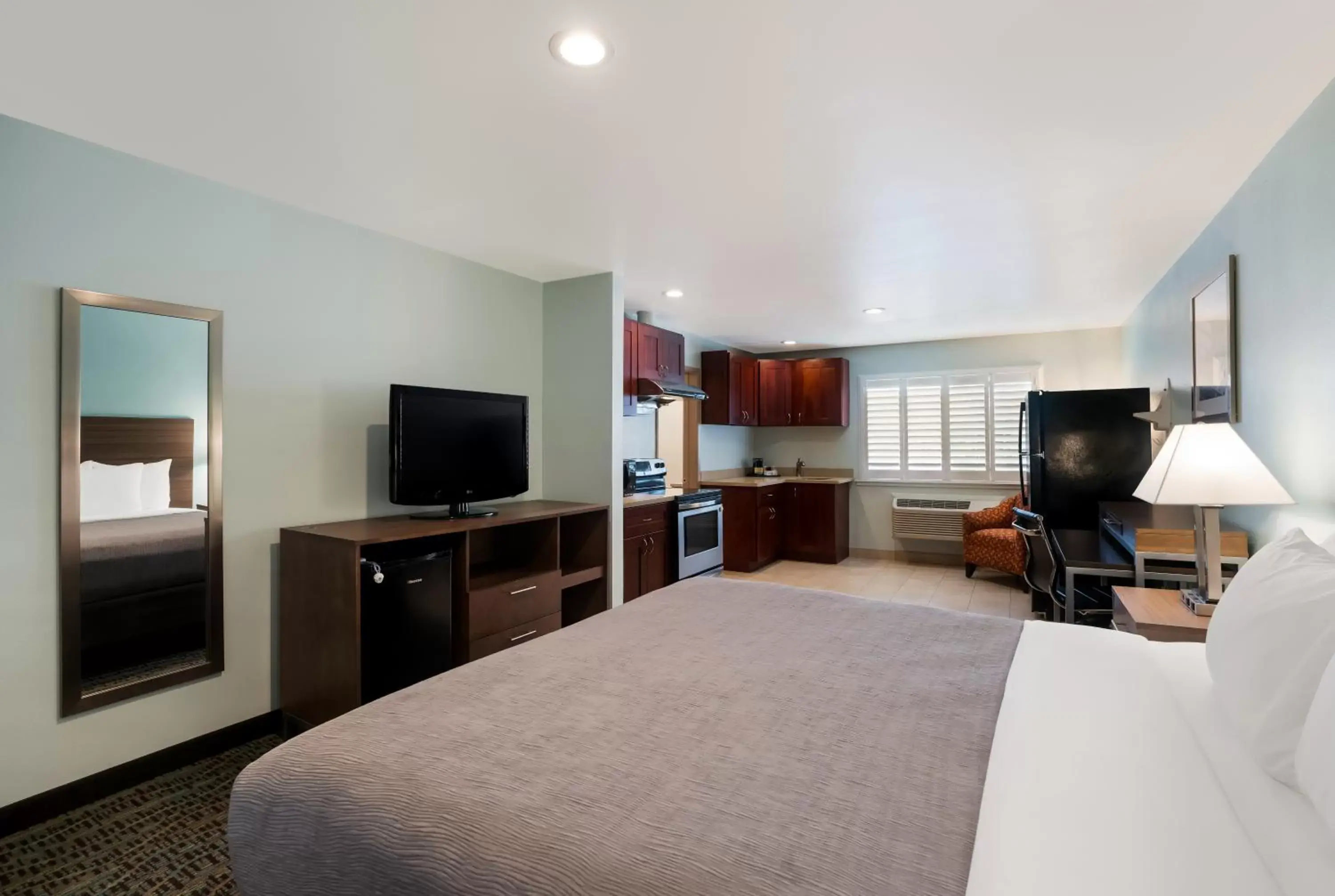 Photo of the whole room, TV/Entertainment Center in Quality Inn Fairfield Napa Valley Area