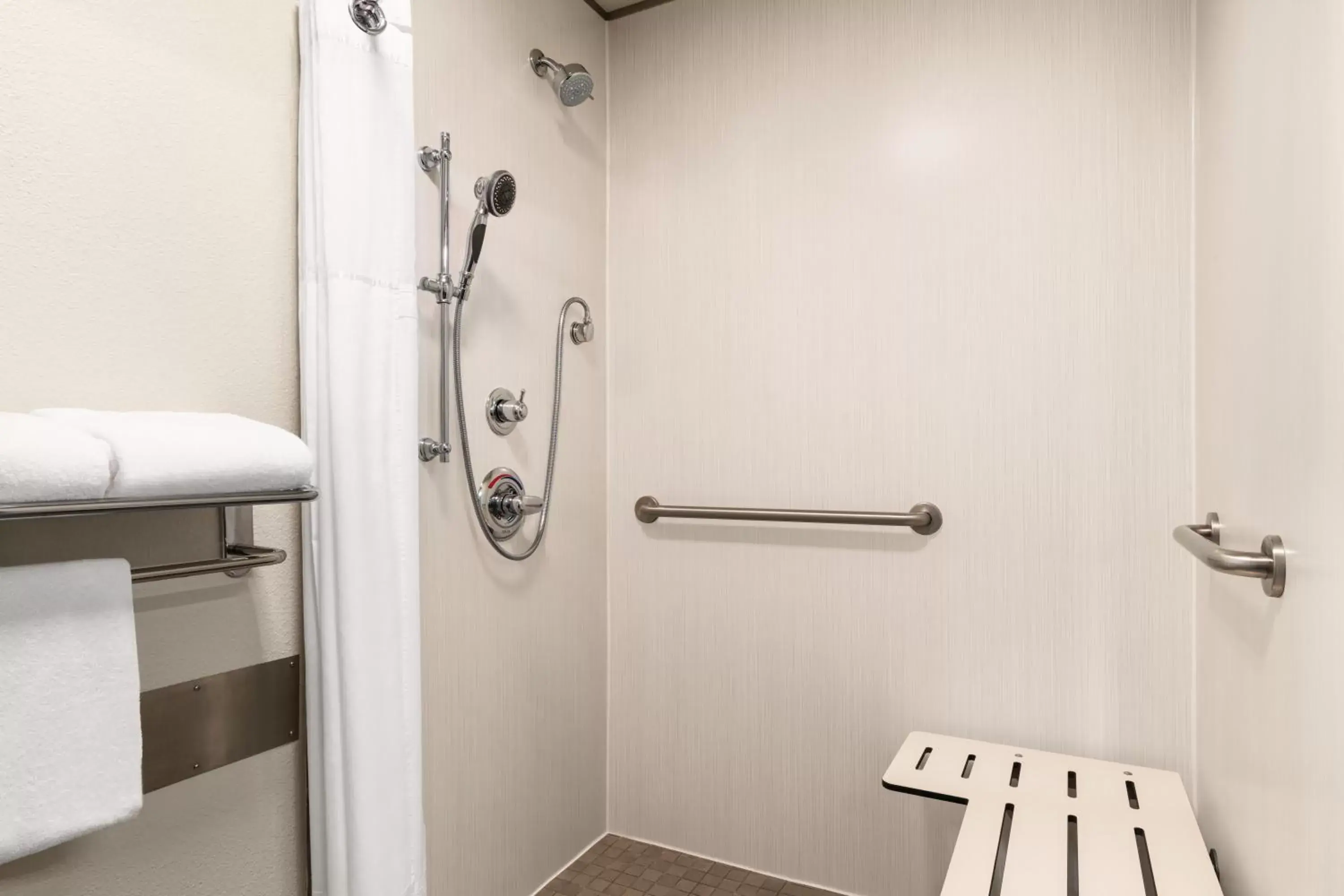 Queen Room - Disability Access/Non-Smoking in Radisson Hotel Portland Airport Queen Room - Disability Access/Non-Smoking in Radisson Hotel Portland Airport