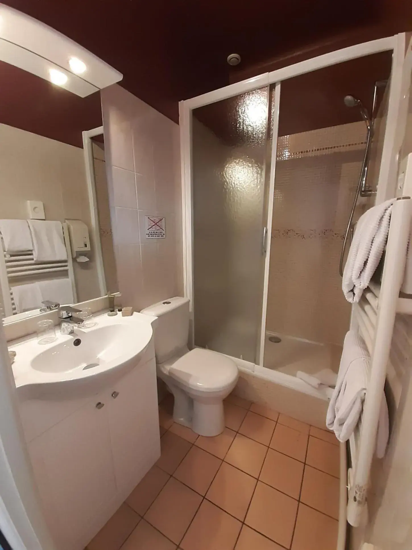 Shower, Bathroom in Le Chatellier