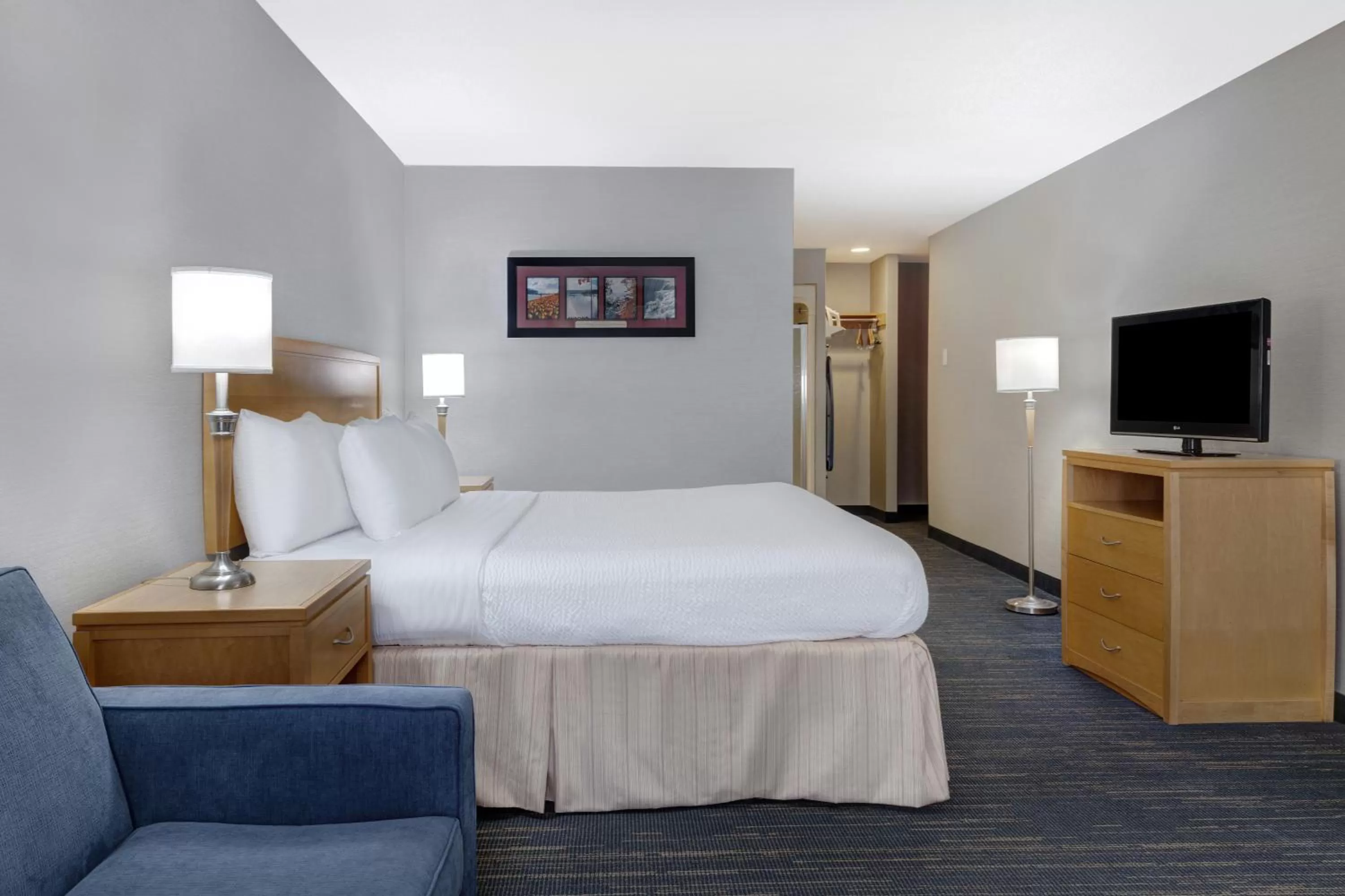 Photo of the whole room, Bed in Days Inn by Wyndham Niagara Falls Near The Falls