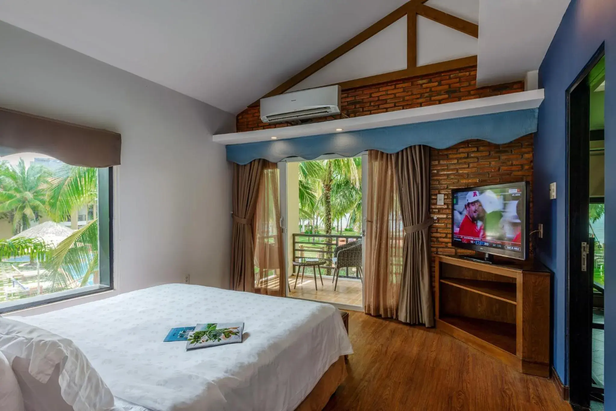 Bedroom, TV/Entertainment Center in Famiana Resort & Spa