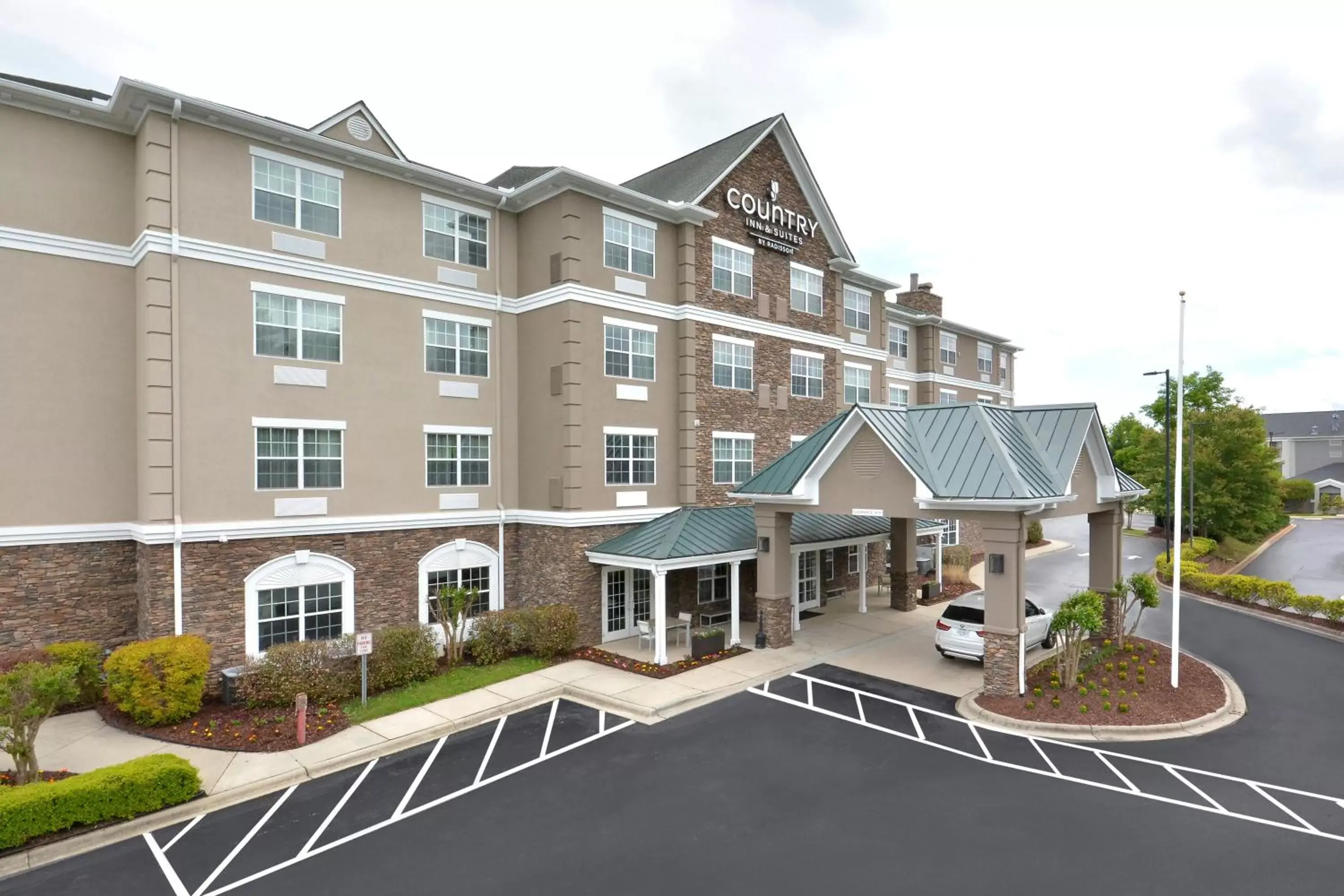 Property building in Country Inn & Suites by Radisson, Asheville West near Biltmore Property building in Country Inn & Suites by Radisson, Asheville West near Biltmore