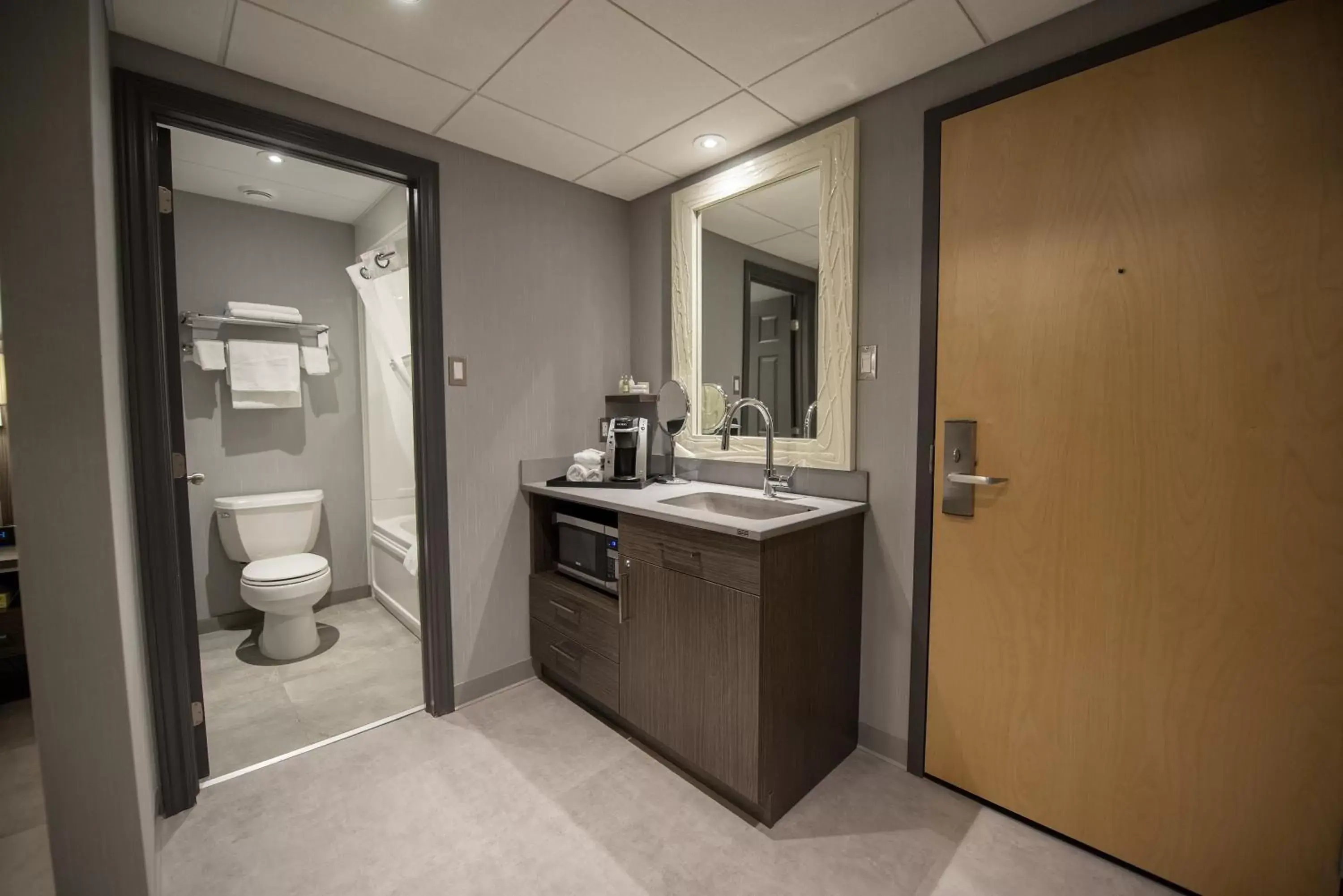 Bathroom in Hotel & Suites Le Dauphin Drummondville