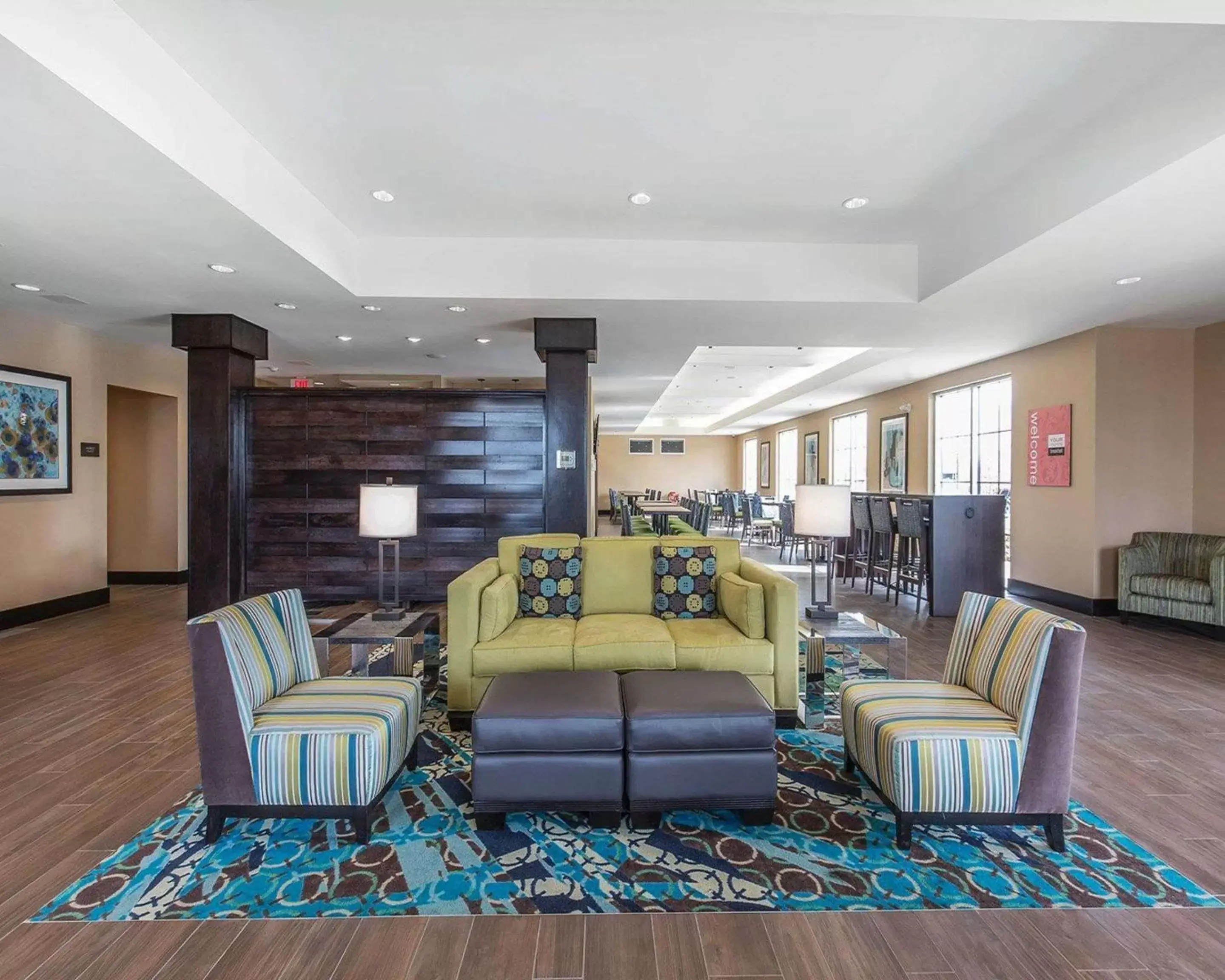 Lobby or reception, Seating Area in Comfort Inn & Suites Airport North