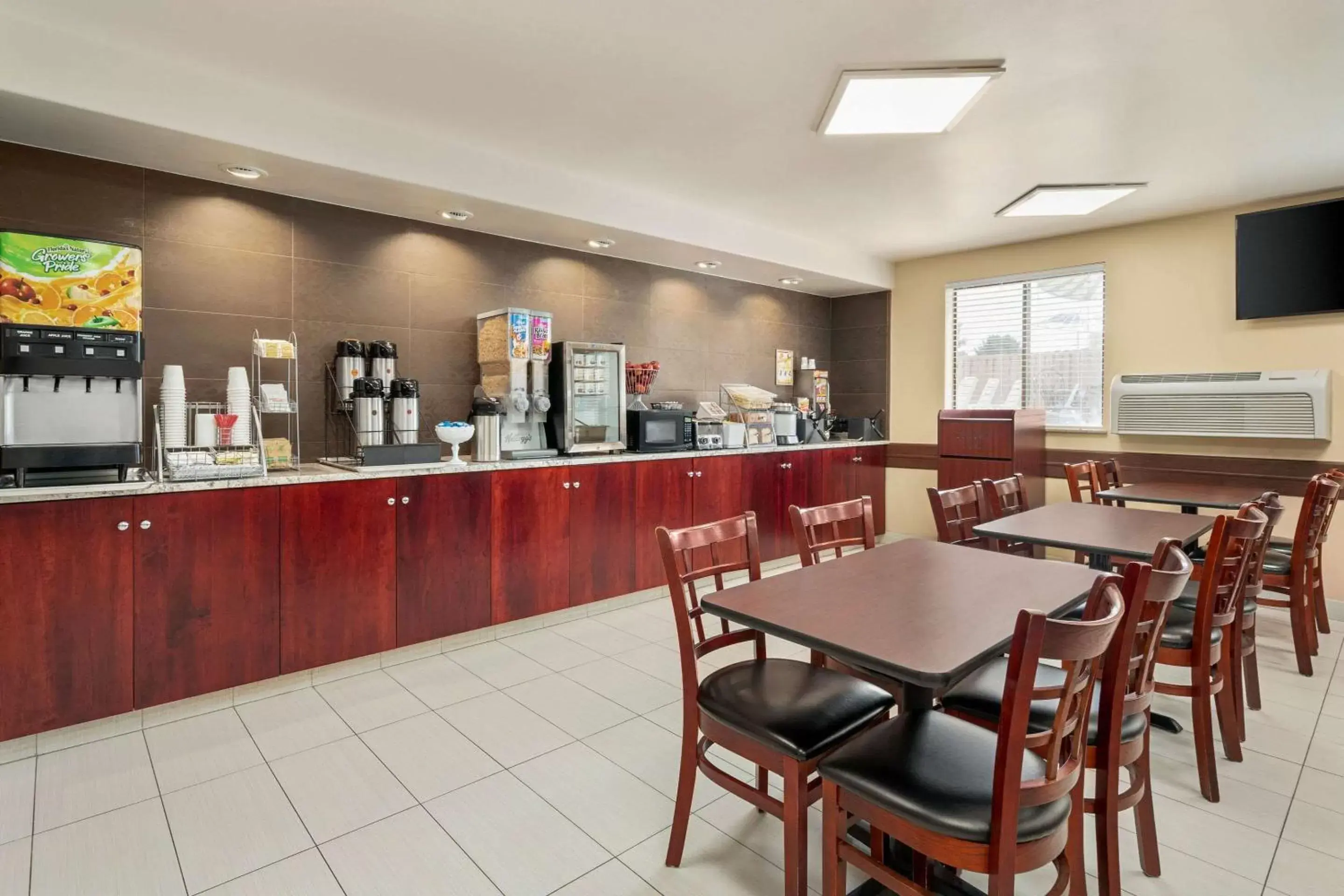 Coffee/tea facilities, Restaurant/Places to Eat in Quality Inn Wenatchee near Leavenworth