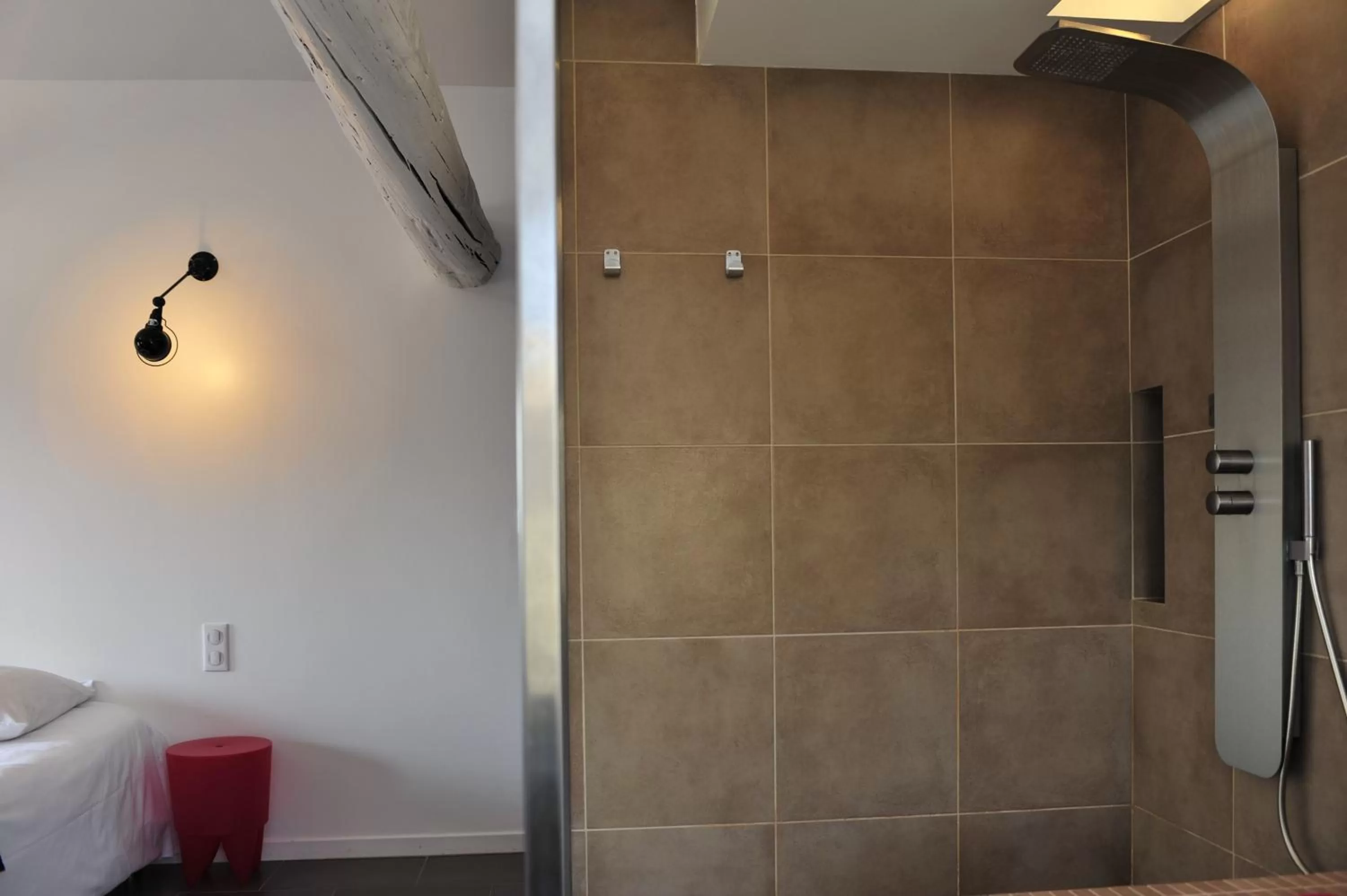 Shower, Bathroom in Le Jour et la Nuit, Maison d'hôtes