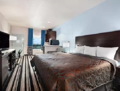 King Studio - Non-Smoking in Super 8 by Wyndham Dilley TX